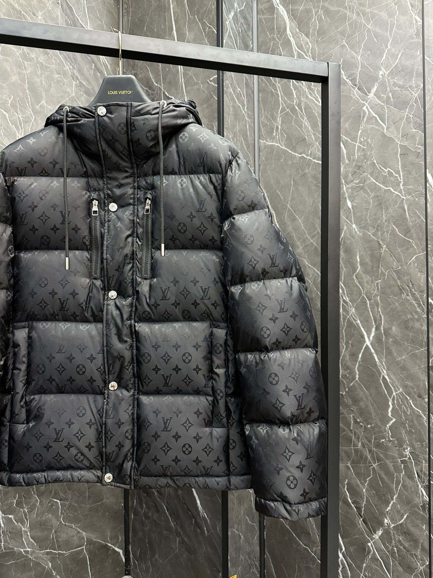 ¡P1300 Burberry High-end ganado recomendado 2024 otoño e invierno de los hombres pura 90 chaqueta de plumas! ¡Noble linaje, lleno de sensación esponjosa, arma fría, de gama alta de primer nivel prêt-à-porter de ropa, toda la prenda está diseñada utilizando la mano-pesada artesanía, la parte interior del esqueleto como un soporte están cubiertos con tiras de pegamento prensado a mano, revestimiento impermeable, y la silueta del saco de boxeo al aire libre como el tono de los elementos de diseño de la moda no está dominado por la funcionalidad de la calle alta modelos prácticos llenos de selección importados de alto grado de 90 pato blanco hacia abajo + 10 plumas, de alto peso, de espesor, el calor rápido y el calor politérmico, el efecto de reunir el mejor! Zegna artesanía tradicional pieza Símbolo y da la nueva temporada de la vitalidad de la moda y el valor estético de la moda también Zhuangyixia estilo de élite urbana de los hombres preferidos Tamaño: M-3XL178 140 libras desgaste L Slim máximo ponible 190 libras