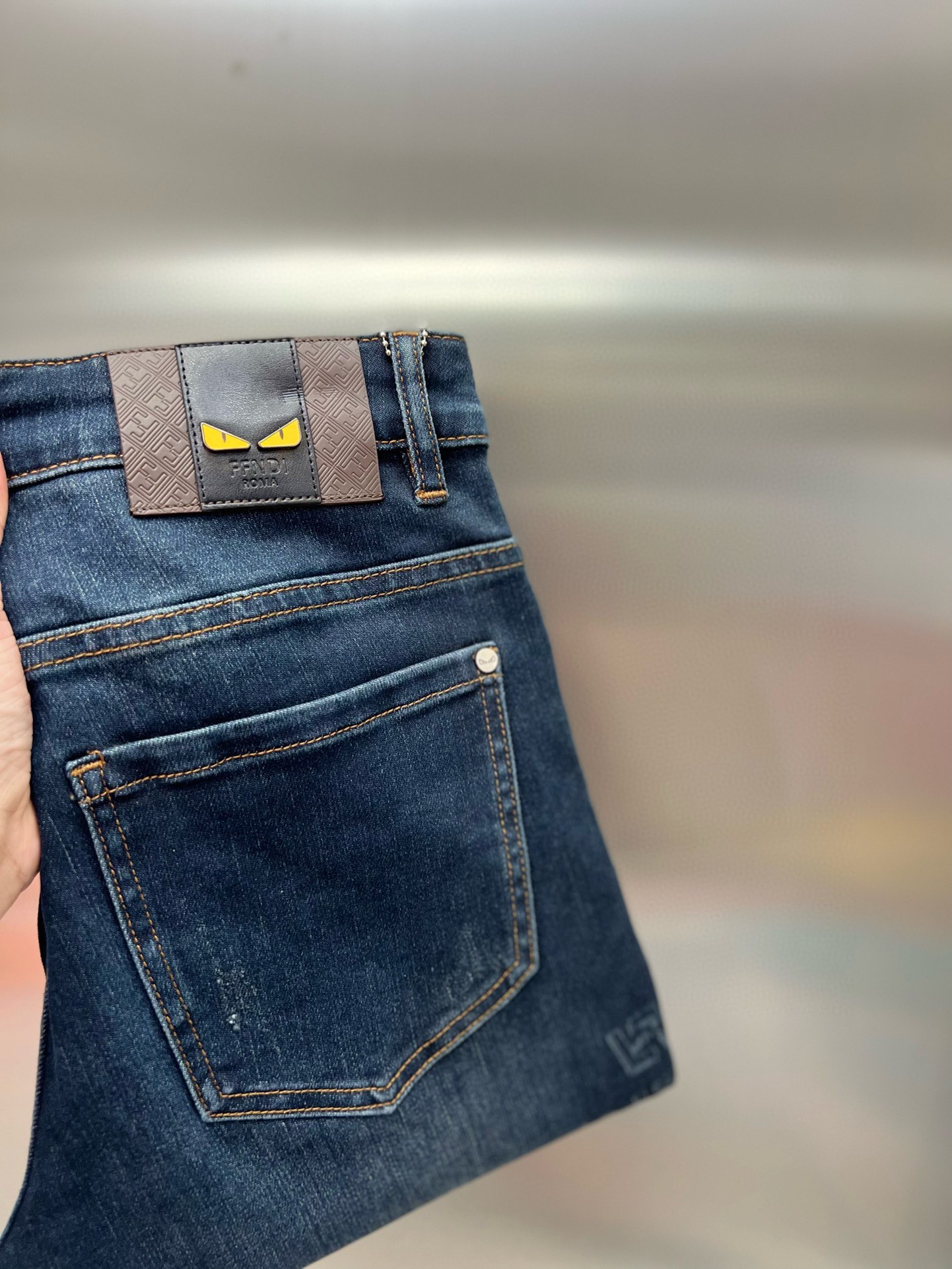 P560 FENDI Fendi 2024 outono e inverno novos três jeans completos Bons produtos não precisam de muita introdução Olhe para os detalhes Tamanho do contador: 29-36- réplicas de bolsas de alta qualidade