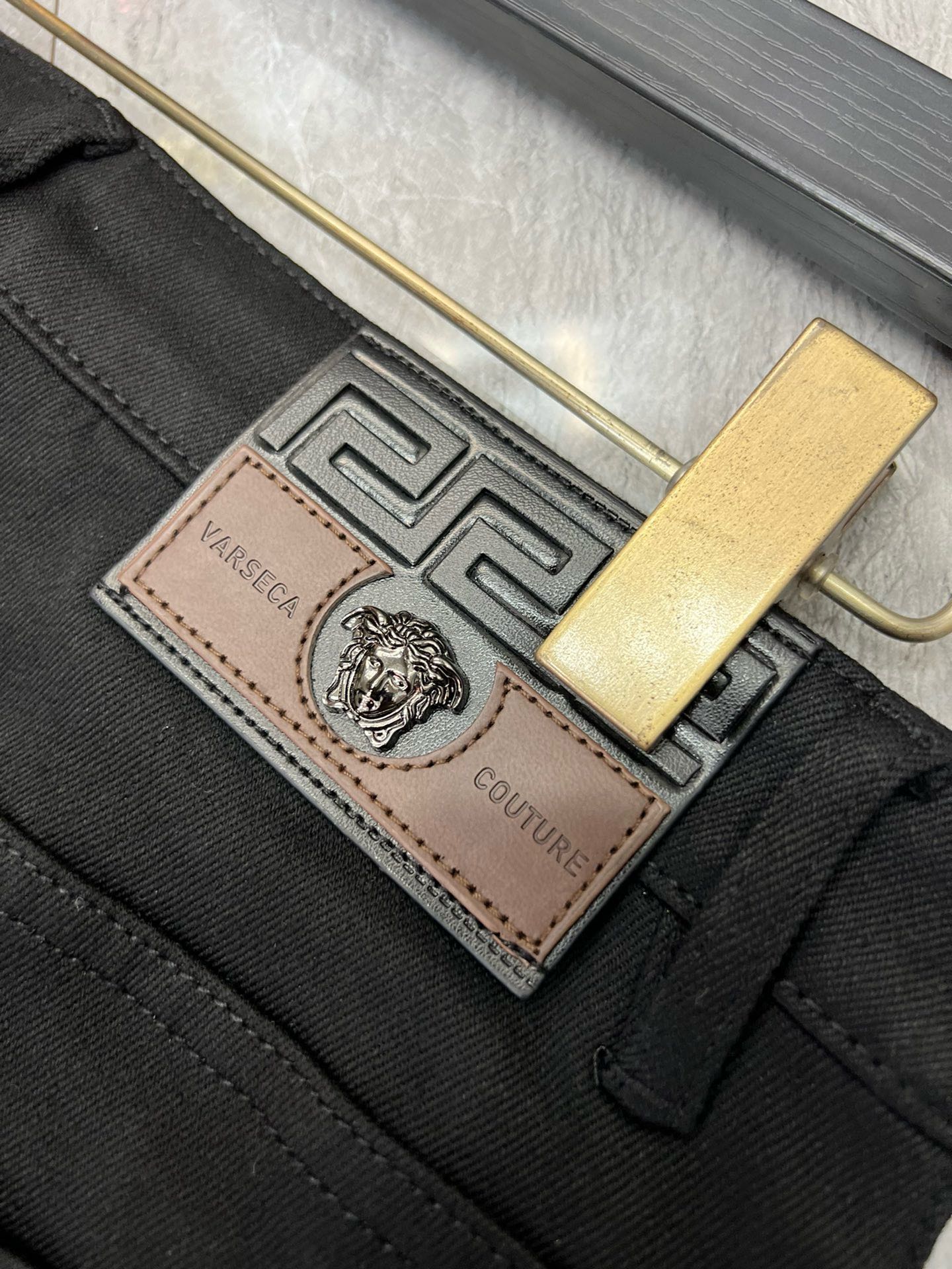 Image [8]-P560 VER Versace 2024 autumn and winter new three complete jeans Good goods do not need much introduction Look at the details Counter size : 29-36-High-fashion bags