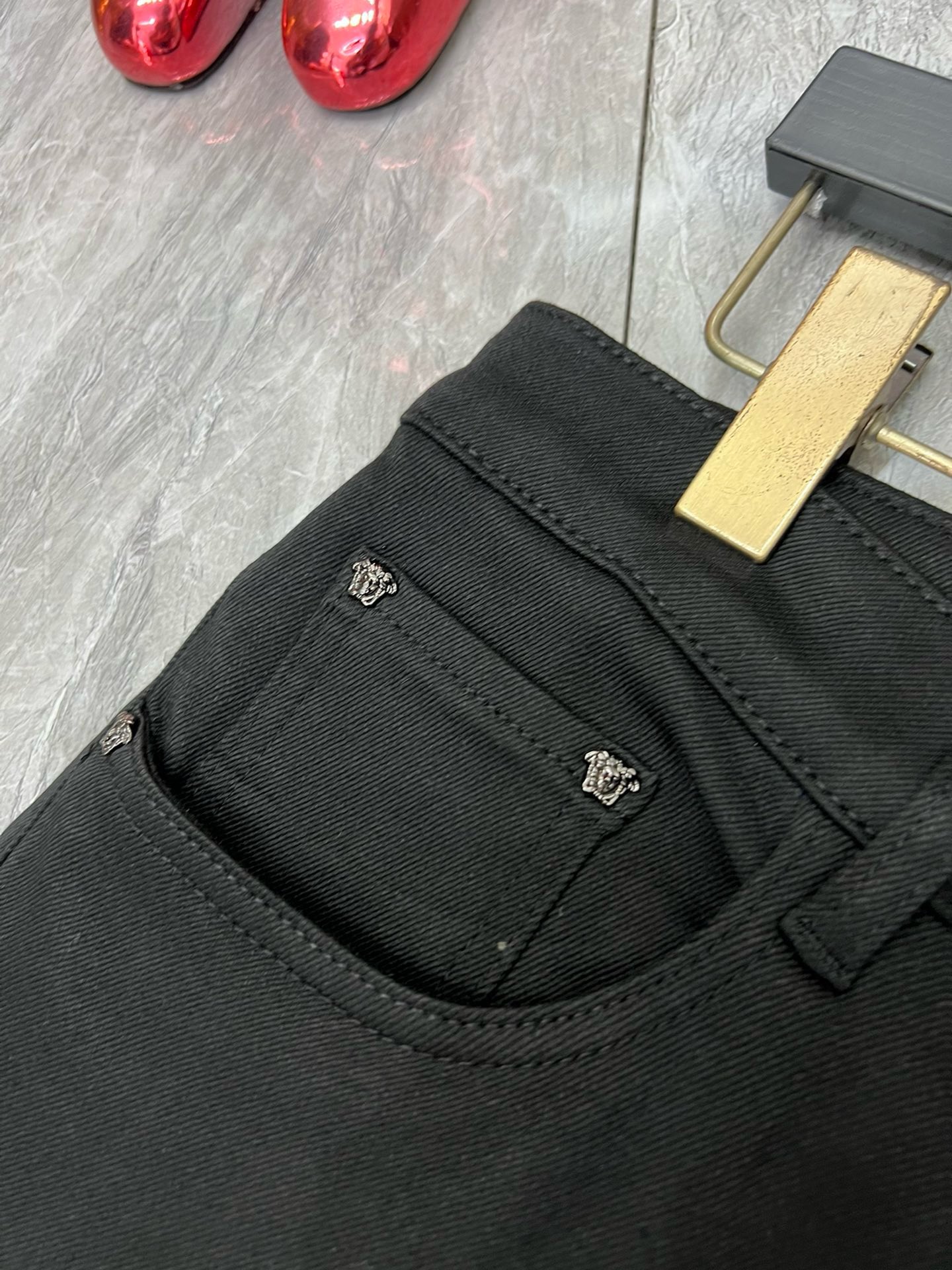 Image [5]-P560 VER Versace 2024 autumn and winter new three complete jeans Good goods do not need much introduction Look at the details Counter size : 29-36-High-fashion bags