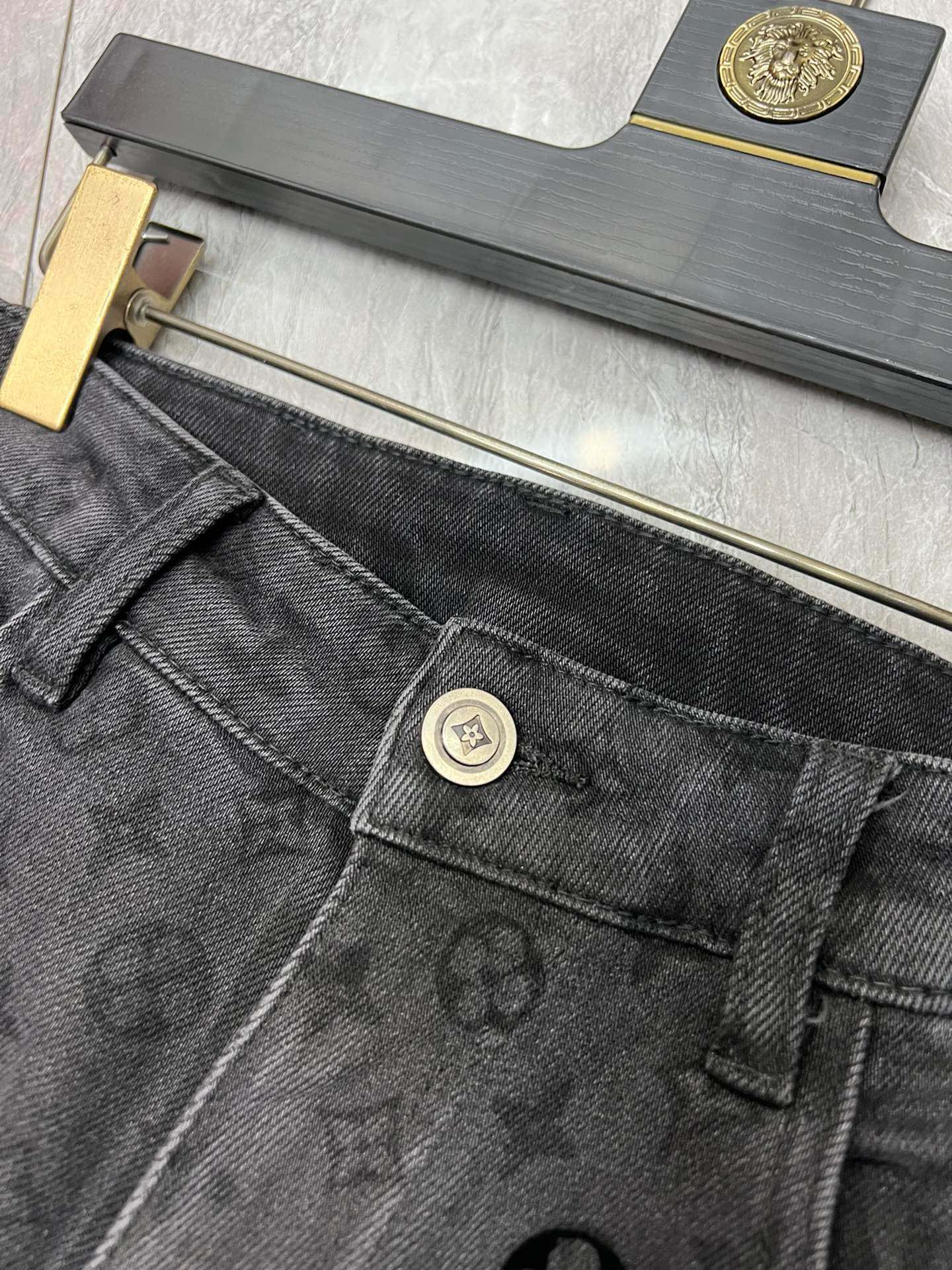 Picture [3]-P560 LV 2024 fall and winter new three complete label jeans good goods do not need much introduction Look at the details Counter size: 29-36-High-fashion bags