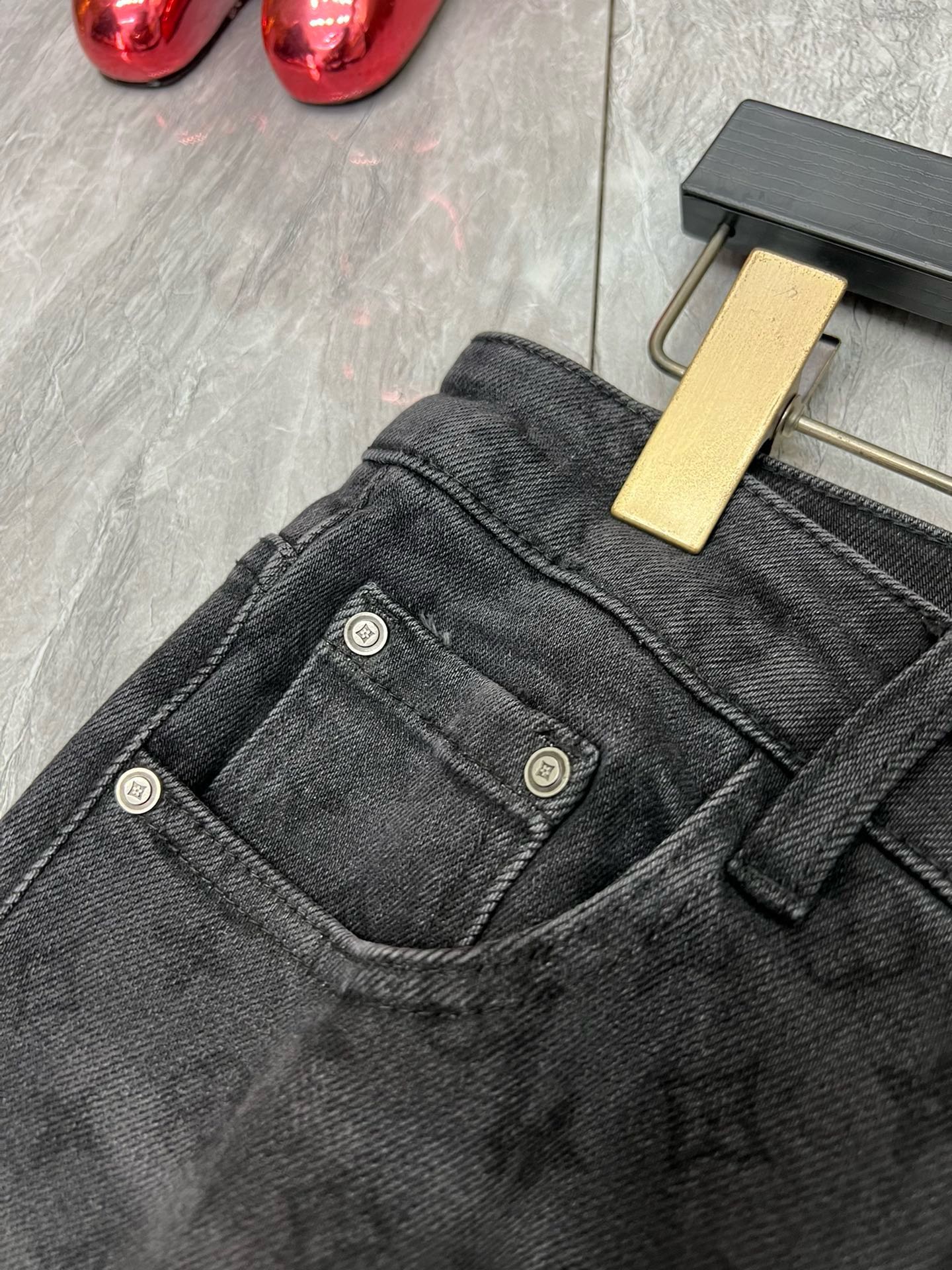 Image [6]-P560 LV 2024 autumn and winter new three complete labels jeans Good goods do not need much introduction Look at the details Counter size : 29-36-High-fashion bags