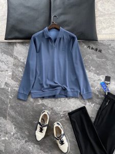 P500 Celine Celine 2024 collection automne et hiver polo shirt revers manches longues T-shirt Single wear bottom sont très caractéristiques Tissu tissé exclusif sur mesure : fond en perles de diamant ! Intérieur en polaire fine !Cette perle de diamant importée d'Allemagne tissage machine et devenir plus que la surface de perle ordinaire tridimensionnelle sens de la force comme si les diamants sont généralement des bords et des coins tranchants de la très haut de gamme 380 grammes de grammes élevés de l'envers du duvet est également utilisé pour tirer le processus du duvet tirant vers le bas de sorte que le tissu a une très bonne chaleur de la peau particules de structure de perle avant sens clair de la texture est unique de sorte que le tissu a une très bonne perméabilité à l'air ! Un article indispensable pour les personnes qui réussissent ! Taille M-XXXL 178 140kg porter L Max porter 190kg