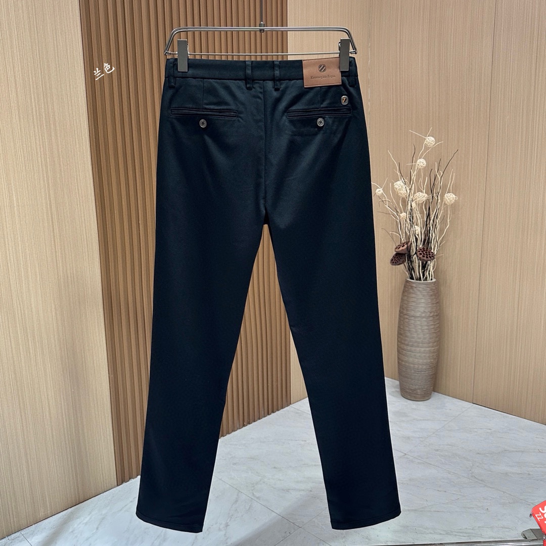 P480 Burberry 2024 fall and winter Asia counter collection of the latest models! High-end goods high-end custom-made Slim business casual pants suit pants original hardware daily business casual are fully applicable to the models on the body effect is super positive three-dimensional Slim hip leg line completely get to highlight the special cotton fabric containing Tencel! Belong to the type of color woven cotton! The texture is tight and delicate on the body is very comfortable and stylish and extremely wearable versatile very worth getting! Old customers must receive recommended! Size: 29-40