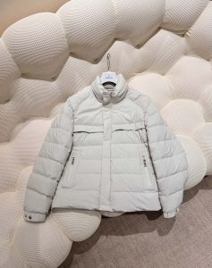 p1240 Moncler²⁰²⁴
2024羽绒服高版本 原⌚️对⌚️
SIZE：48-56-高仿包包