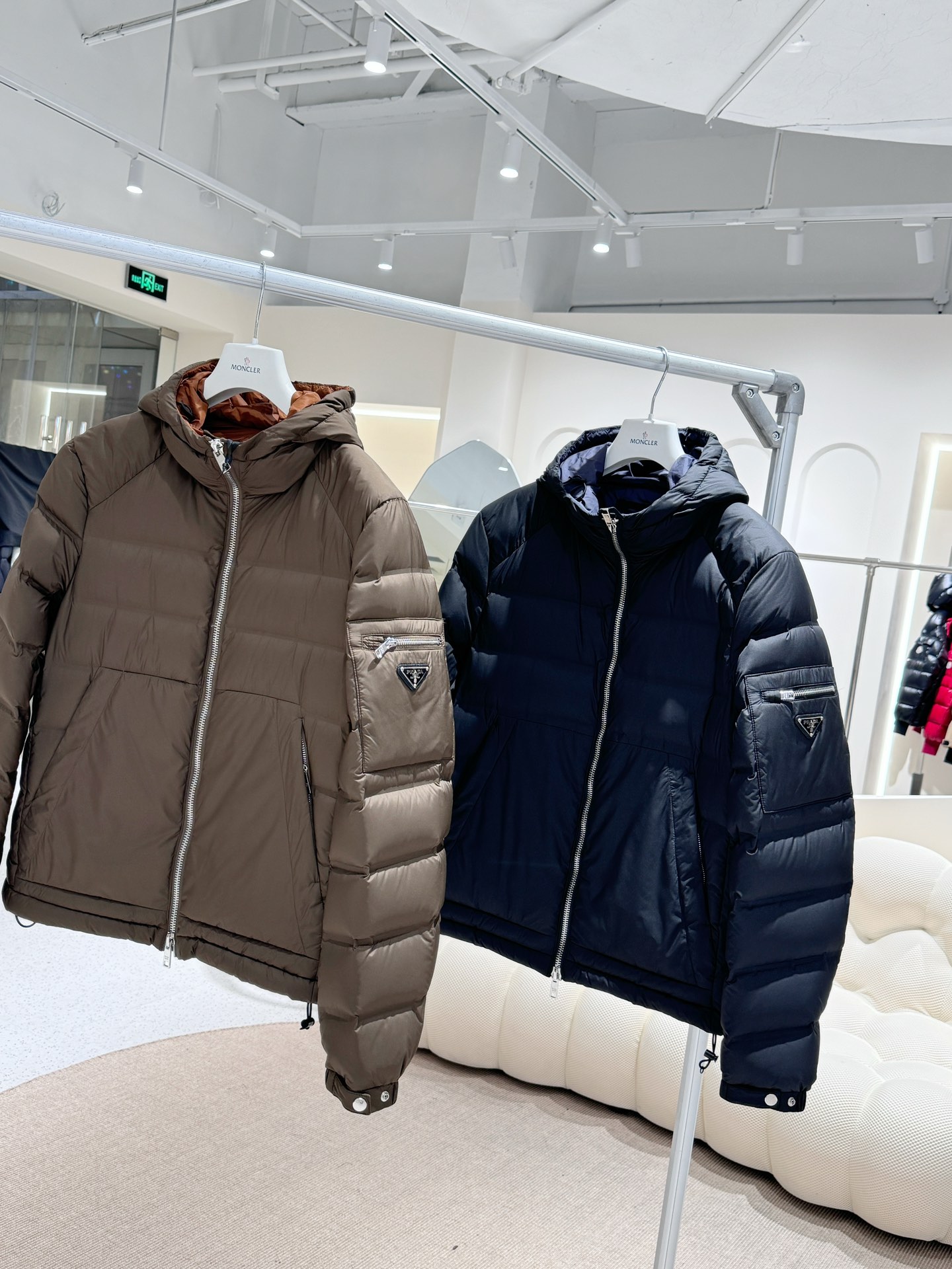 p1140 Prada Prada²⁰²⁴2024 down jacket high version original ⌚️ on ⌚️SIZE: 48-56- high quality replica bags