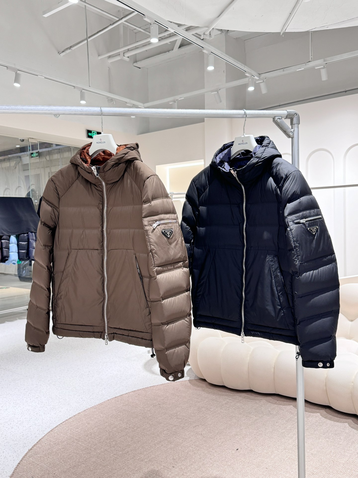 p1140 Prada Prada²⁰²⁴2024 down jacket high version original ⌚️ on ⌚️SIZE: 48-56- high quality replica bags