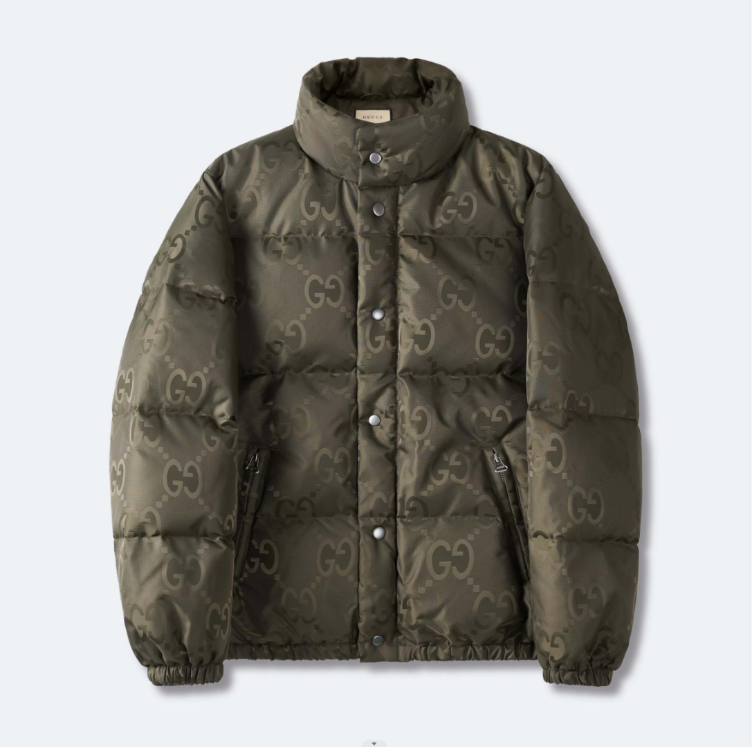 Chaqueta de pluma-P1220 GUCCI 23 otoño e invierno oscuro jacquard abajo chaqueta exterior de tela utilizando la costumbre GG lienzo pertenece a la textura de algodón orgánico respetuoso del medio ambiente rígido y en forma de sentir sentir con textura de tela rígida pre-tratamiento de la pila de frío 48 horas para que la tela es más plana sentir más suave y luego refinar 4 horas teñido 4 horas y, finalmente, la conformación impermeable hecho a mano para tomar la flor poco sastrería a medida 1 de 1 hardware 100% nylon Relleno de plumón 360g 90 plumón de pato blanco estándar Excelente calidez ➖➖➖➖➖⚠️ Talla 46/48/50⚠️ Color Negro/Verde/Azul Exclusivo-Alta imitación Fábrica