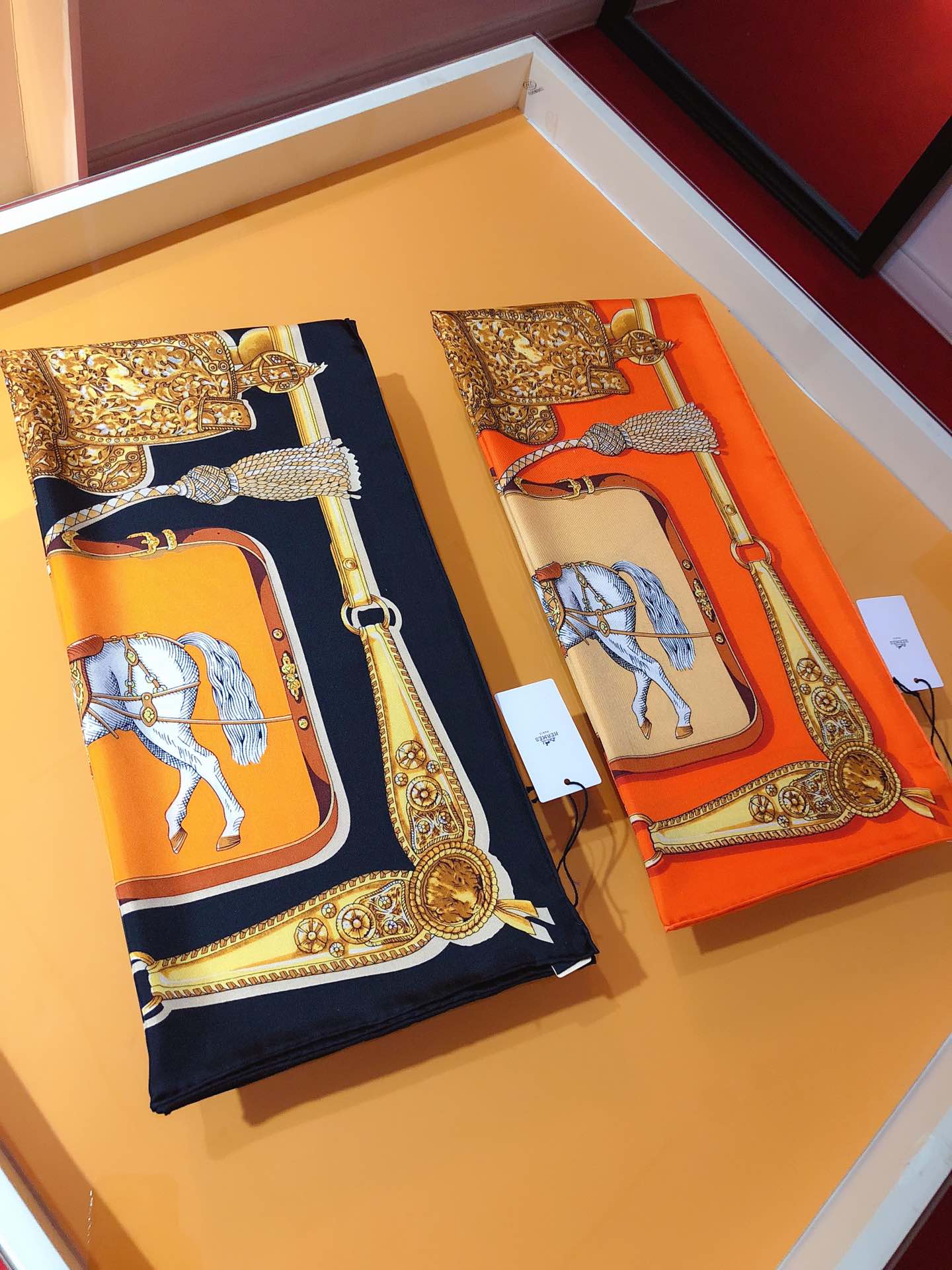 P230🌼SHMS1980🌼!Hermes new 90cm silk square scarf consists of a horse saddle belt buckle very beautiful and eye-catching pattern this hermes must-have accessory can be worn in a variety of ways with any outfit whether it is tied around the neck or as a belt, hair tie and head scarf are all pleasing to the eye! Thickness for all seasons Ultra-practical Smooth handfeel 👍👍👍Good fabric Easy to shape Hand-rolled 100% Twill silk square scarf 90X90cm