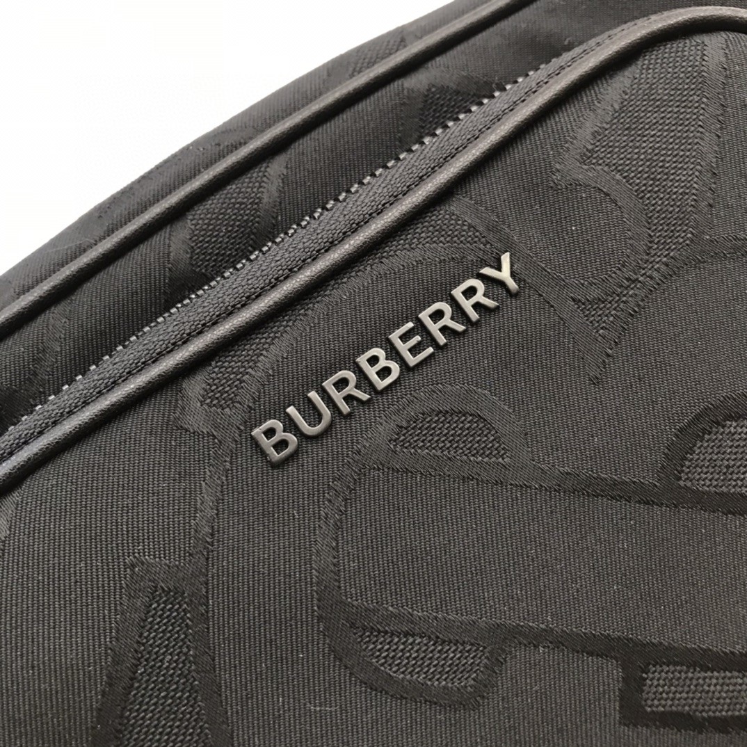 Men's Burberry Messenger Bag Decorated Jacquard Worsted TB Exclusive Logo 21.5 x 7 x 15.5cm Adjustable Slant Strap. 1 zippered exterior pocket; 1 exterior slit pocket with magnetic snap closure. Zipper closure. Hand-painted edges. Burberry logo on front.