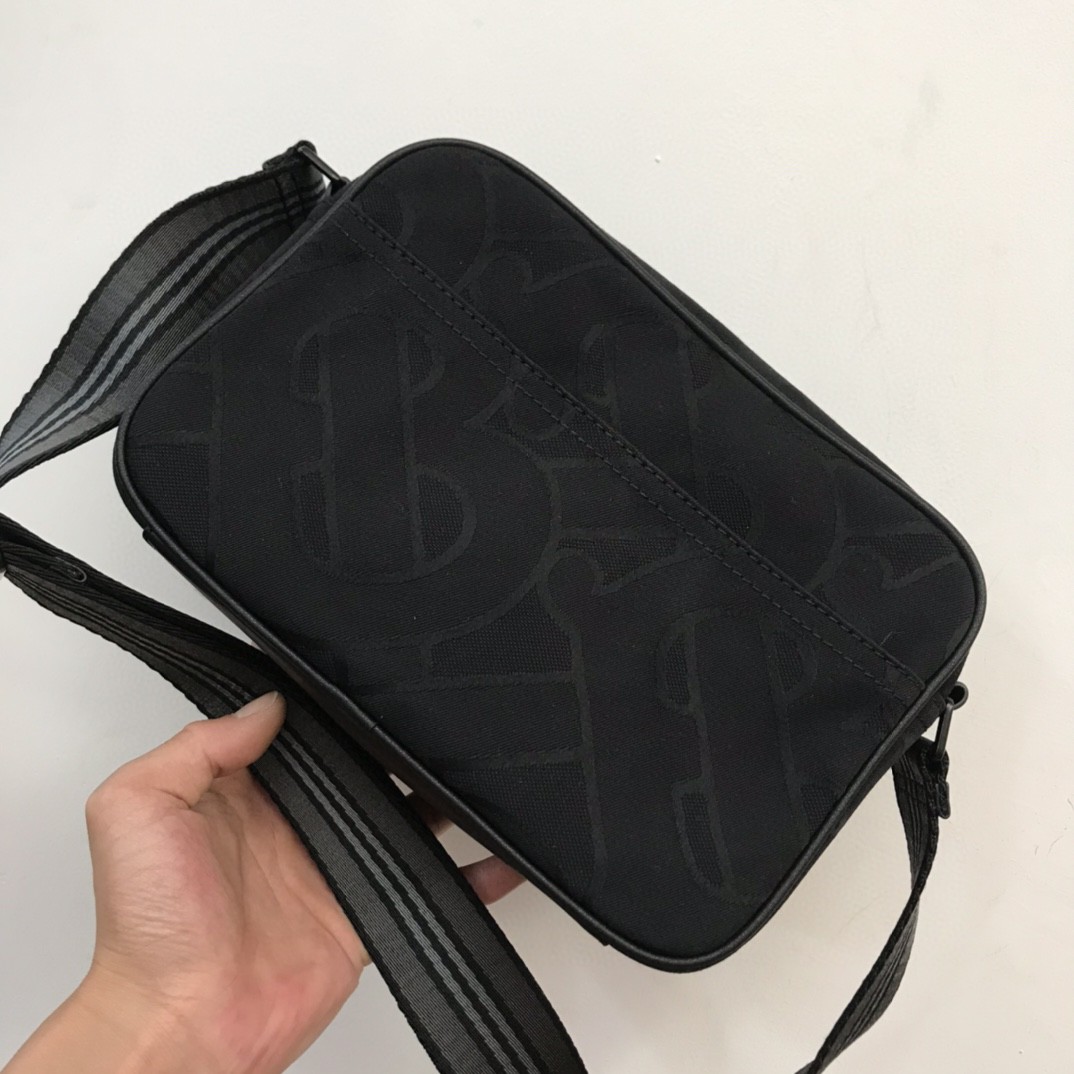 Men's Burberry Messenger Bag Decorated Jacquard Worsted TB Exclusive Logo 21.5 x 7 x 15.5cm Adjustable Slant Strap. 1 zippered exterior pocket; 1 exterior slit pocket with magnetic snap closure. Zipper closure. Hand-painted edges. Burberry logo on front.