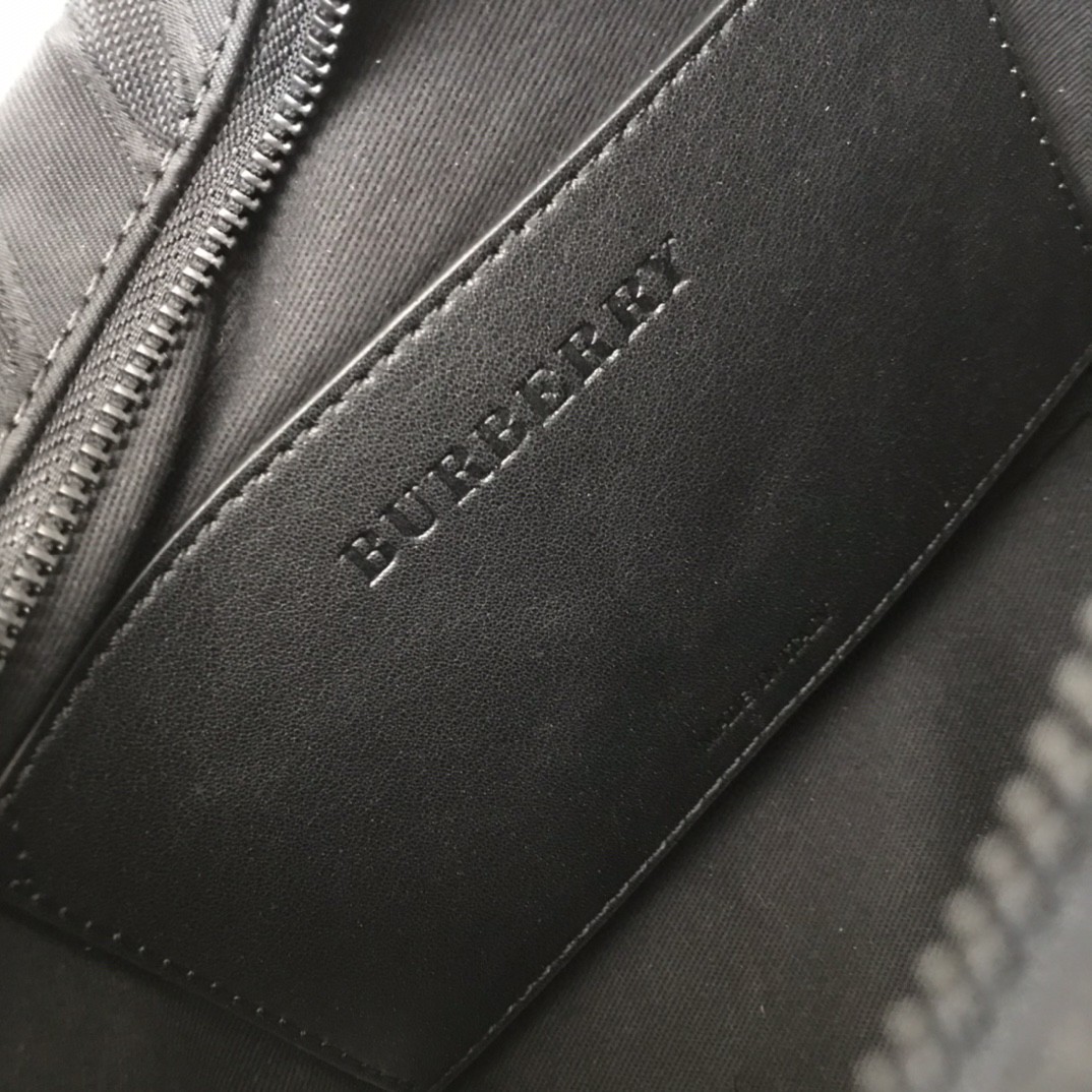 Men's Burberry Messenger Bag Decorated Jacquard Worsted TB Exclusive Logo 21.5 x 7 x 15.5cm Adjustable Slant Strap. 1 zippered exterior pocket; 1 exterior slit pocket with magnetic snap closure. Zipper closure. Hand-painted edges. Burberry logo on front.