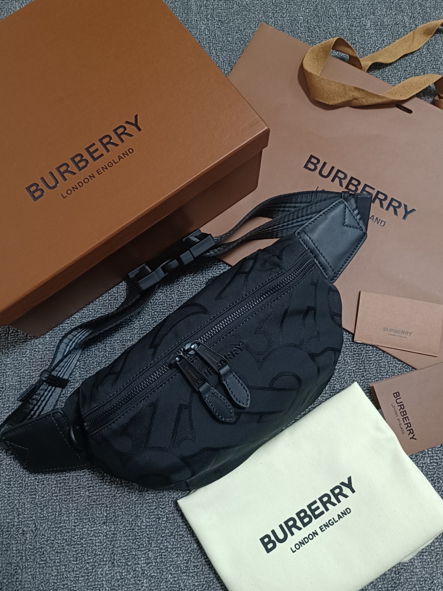 Burberry chest bag Designed to take a cue from the street style of the ninetiesDecorated jacquard worsted TB logo with leather trimsSize: 31 - 7 - 14cm-High quality bags