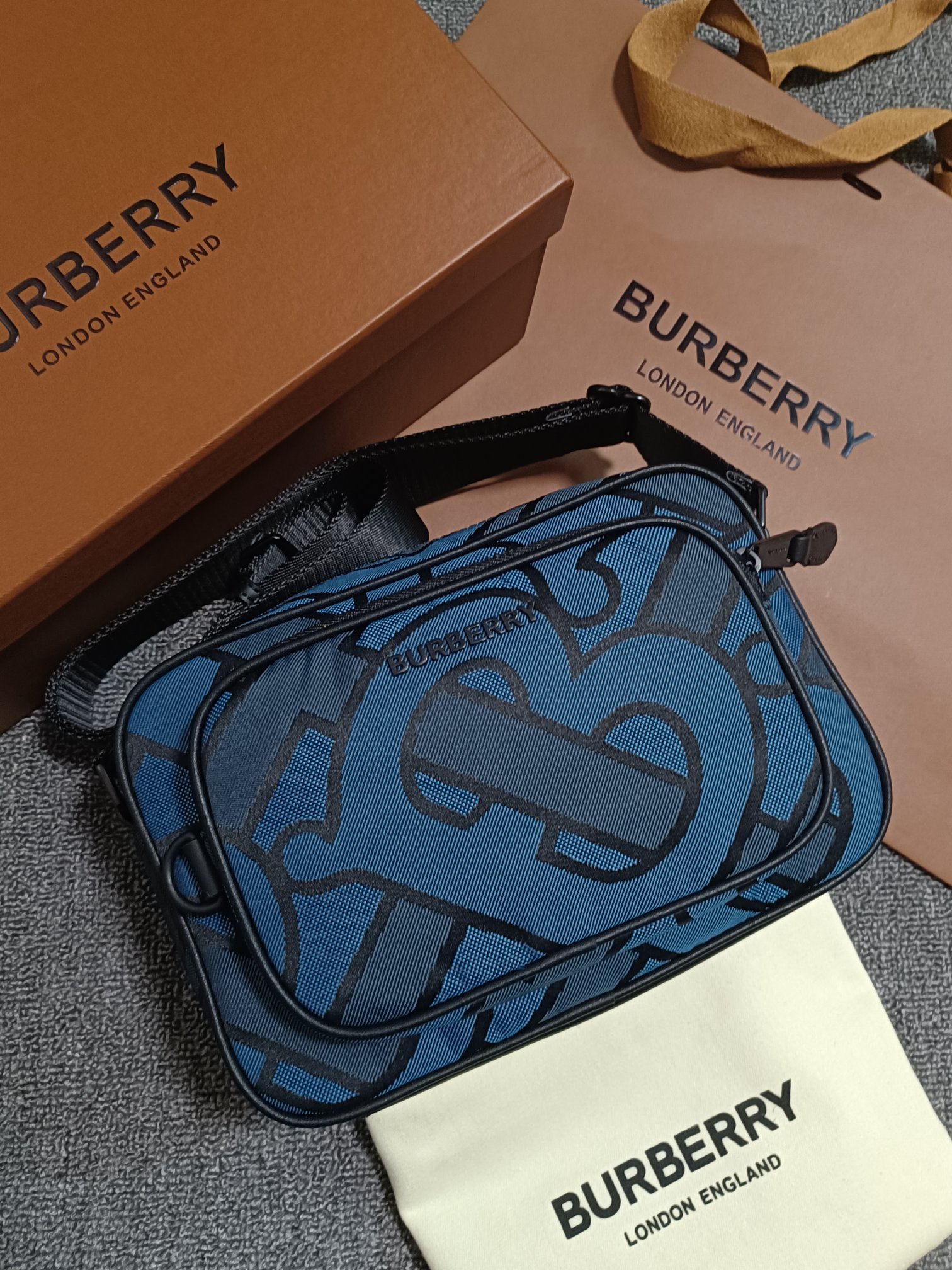 Burberry blue camera bag Crafted from recycled polyester and cotton yarns and adorned with Thomas Bur's exclusive logo pattern jacquard with the brand's logoCan be worn diagonally or with the adjustable signature striped mesh nylon strapCarrying dimensions:21.5 - 7 - 15.5cm-High quality bags