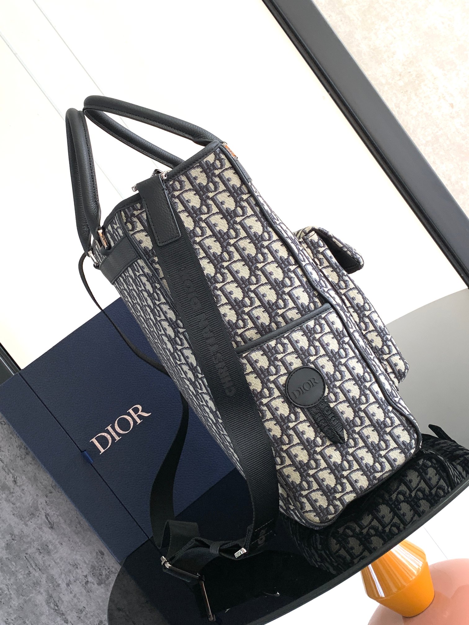 P1200 Dior Explorer collectionBeige et noirImprimé oblique sur tout le corpsLogo Dior en laiton sur le devantPoches latérales plaquées avec patchs DIORLogo DIOR en relief à l'intérieurPochette à rabat sur le devant avec logo DIORBoucle en aluminiumDoubles poignéesSangle en cuir chrétien avec logo DiorSangle d'épaule en jacquard. Jacquard avec logo DiorSangle d'épauleInamovible et réglablePeut être porté à la main ou à l'épauleSac à poussière inclusFabriqué en ItalieDimensions : 30 x 42 x 14,5 cm Modèle : 1ESSH069YIHMatières : Tissu jacquard oblique, cuir de vachette grainé-Industrie à fort impact