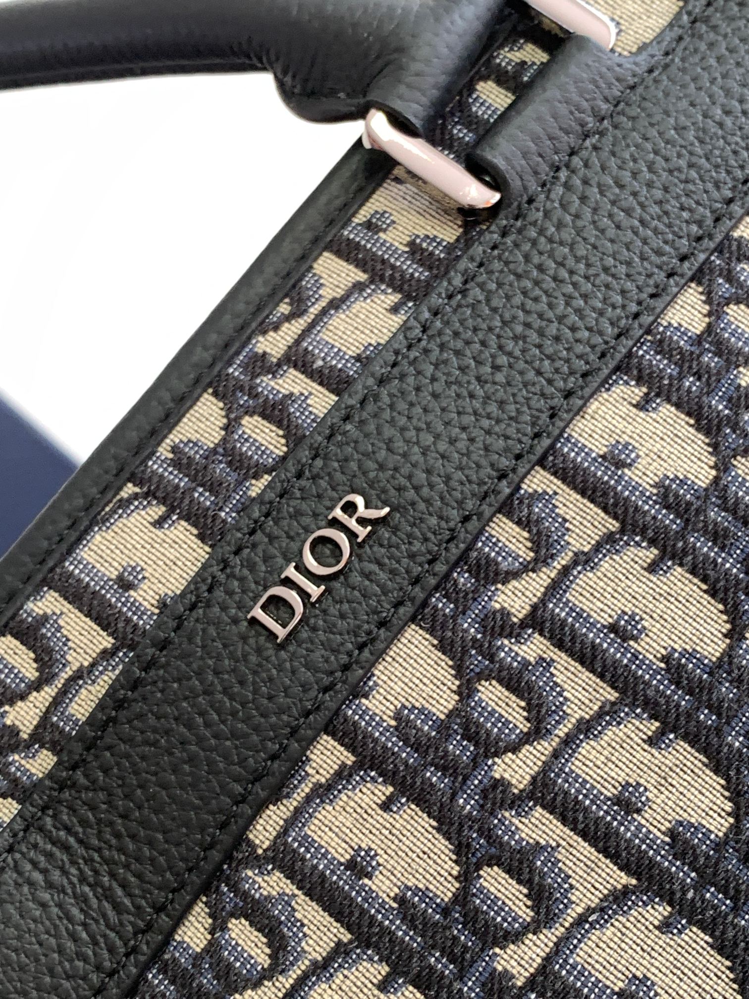 P1200 Dior Explorer collectionBeige et noirImprimé oblique sur tout le corpsLogo Dior en laiton sur le devantPoches latérales plaquées avec patchs DIORLogo DIOR en relief à l'intérieurPochette à rabat sur le devant avec logo DIORBoucle en aluminiumDoubles poignéesSangle en cuir chrétien avec logo DiorSangle d'épaule en jacquard. Jacquard avec logo DiorSangle d'épauleInamovible et réglablePeut être porté à la main ou à l'épauleSac à poussière inclusFabriqué en ItalieDimensions : 30 x 42 x 14,5 cm Modèle : 1ESSH069YIHMatières : Tissu jacquard oblique, cuir de vachette grainé-Industrie à fort impact