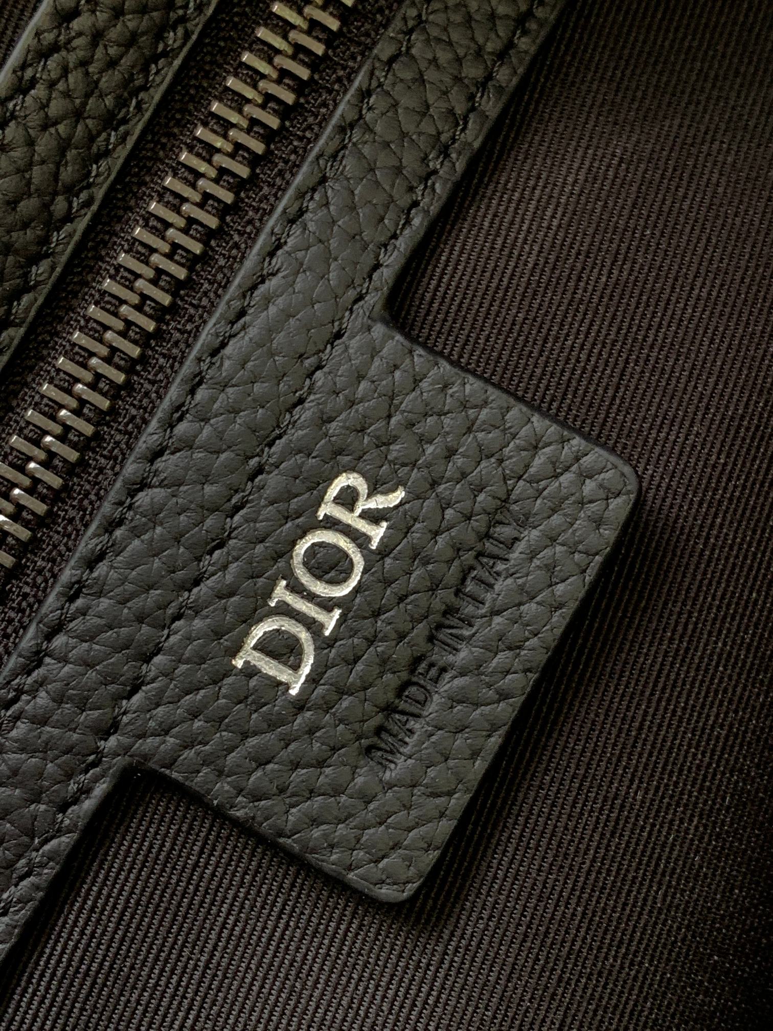 P1200 Dior Explorer collectionBeige et noirImprimé oblique sur tout le corpsLogo Dior en laiton sur le devantPoches latérales plaquées avec patchs DIORLogo DIOR en relief à l'intérieurPochette à rabat sur le devant avec logo DIORBoucle en aluminiumDoubles poignéesSangle en cuir chrétien avec logo DiorSangle d'épaule en jacquard. Jacquard avec logo DiorSangle d'épauleInamovible et réglablePeut être porté à la main ou à l'épauleSac à poussière inclusFabriqué en ItalieDimensions : 30 x 42 x 14,5 cm Modèle : 1ESSH069YIHMatières : Tissu jacquard oblique, cuir de vachette grainé-Industrie à fort impact