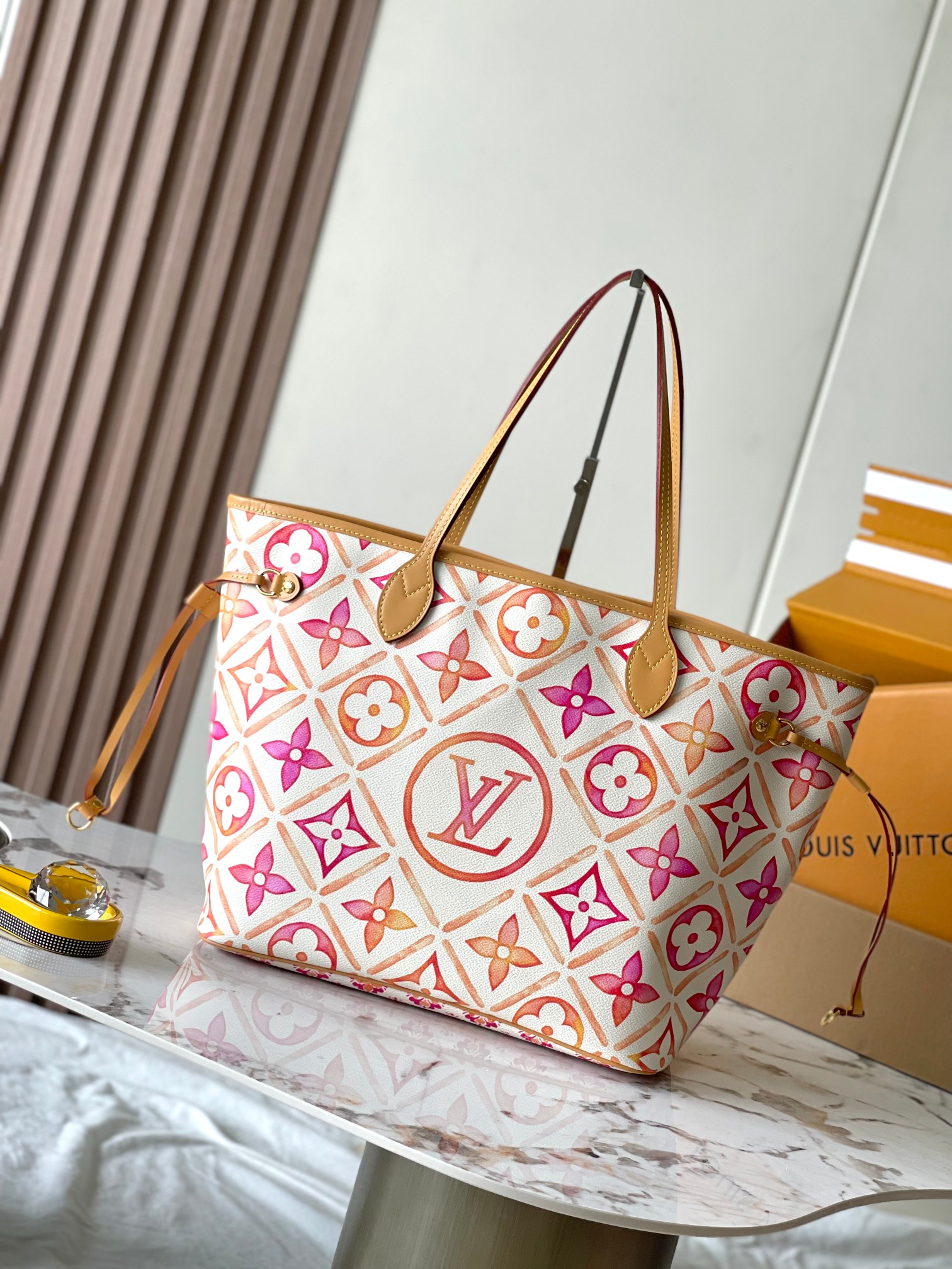 图片[3]-p2100

粉色夏天 当季新款 
Neverfull 中号手袋
型号: 25317动态芯片
材料：A级全钢五金进口原厂面料
包装：全套原厂免税M博柏利装
尺寸：31*28*14CM-高仿包包