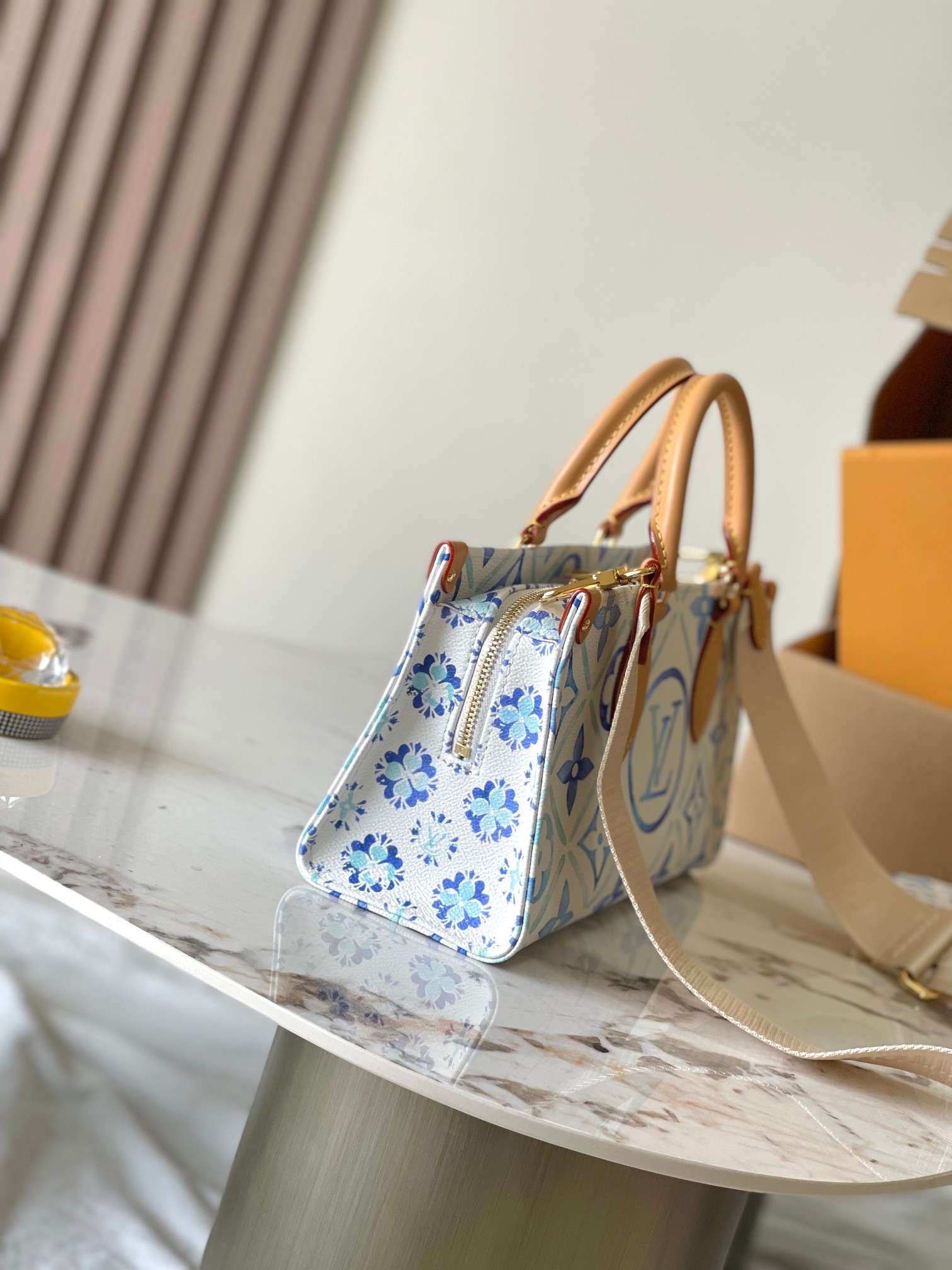 Image[2]-p1960East West Handbags Model: M25318 BlueMaterials: A-grade all-steel hardwareImported original fabricsPackaging: a full set of original duty-free M Bobberly packageSize: 25 * 13 * 10 CM-High-fashion Bags