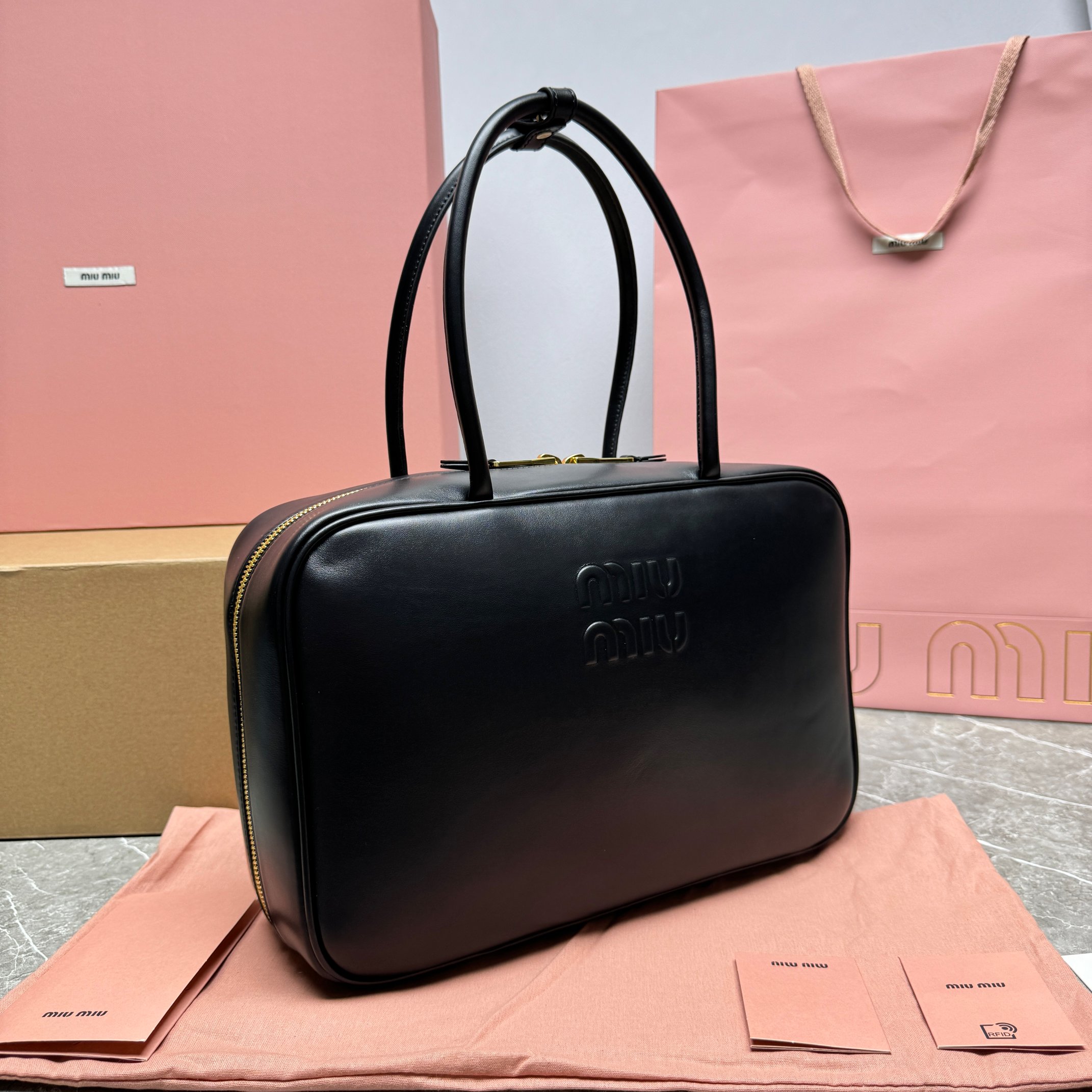 P1760✔️ M💕New Briefcase👉5BB117As principais marcas deste ano adotaram os elementos de moda do forro de lona de rede quente, esta bolsa é legal para enquadrar o design multifuncional requintado de uma mistura de elementos masculinos e femininos de letargia casual naturalmente fluindo livremente cheio de personalidade grande capacidade também é muito leve simples, mas não simples lutador de moda principal quase manualmente um Tamanho: 34X23X12cm