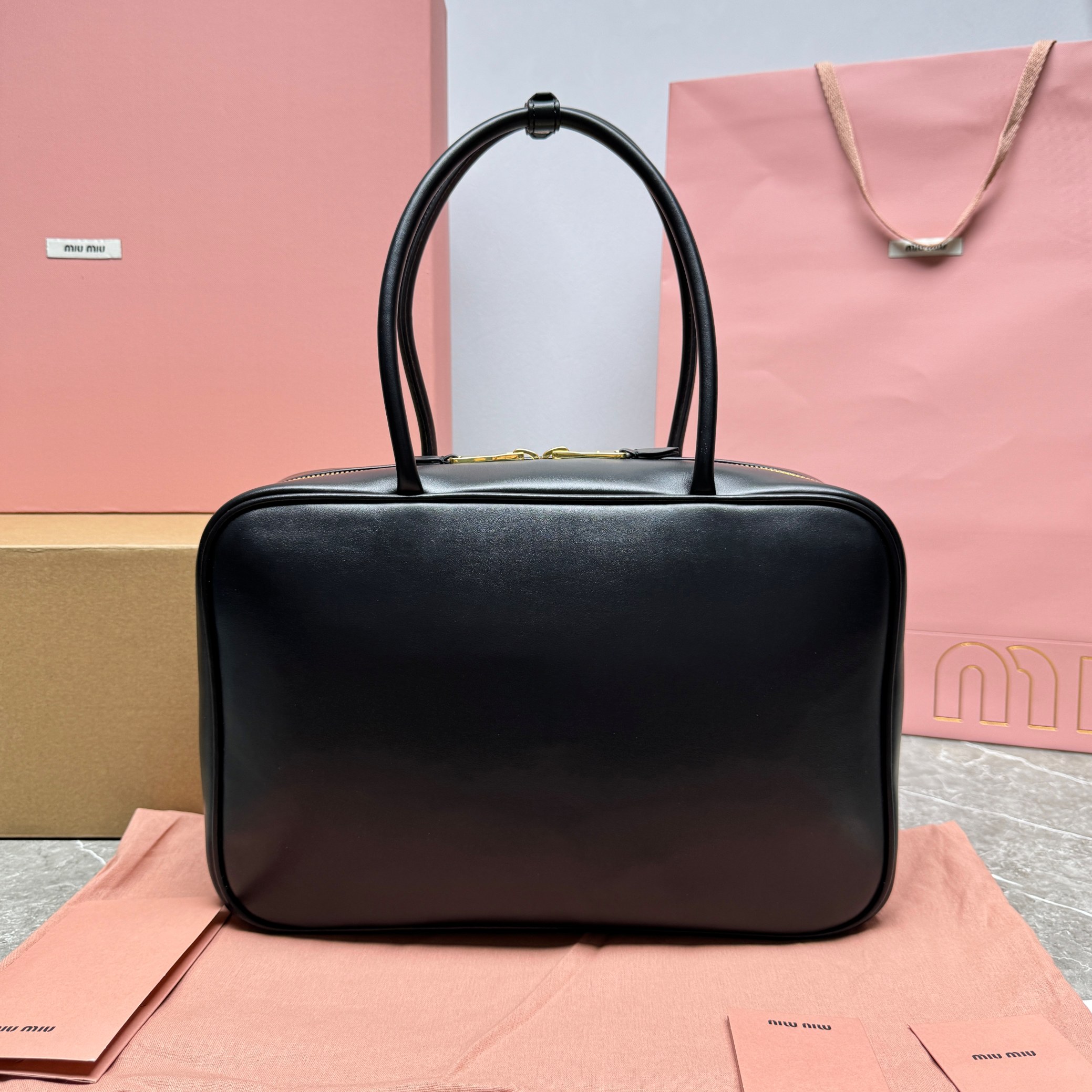 P1760✔️ M💕New Briefcase👉5BB117As principais marcas deste ano adotaram os elementos de moda do forro de lona de rede quente, esta bolsa é legal para enquadrar o design multifuncional requintado de uma mistura de elementos masculinos e femininos de letargia casual naturalmente fluindo livremente cheio de personalidade grande capacidade também é muito leve simples, mas não simples lutador de moda principal quase manualmente um Tamanho: 34X23X12cm