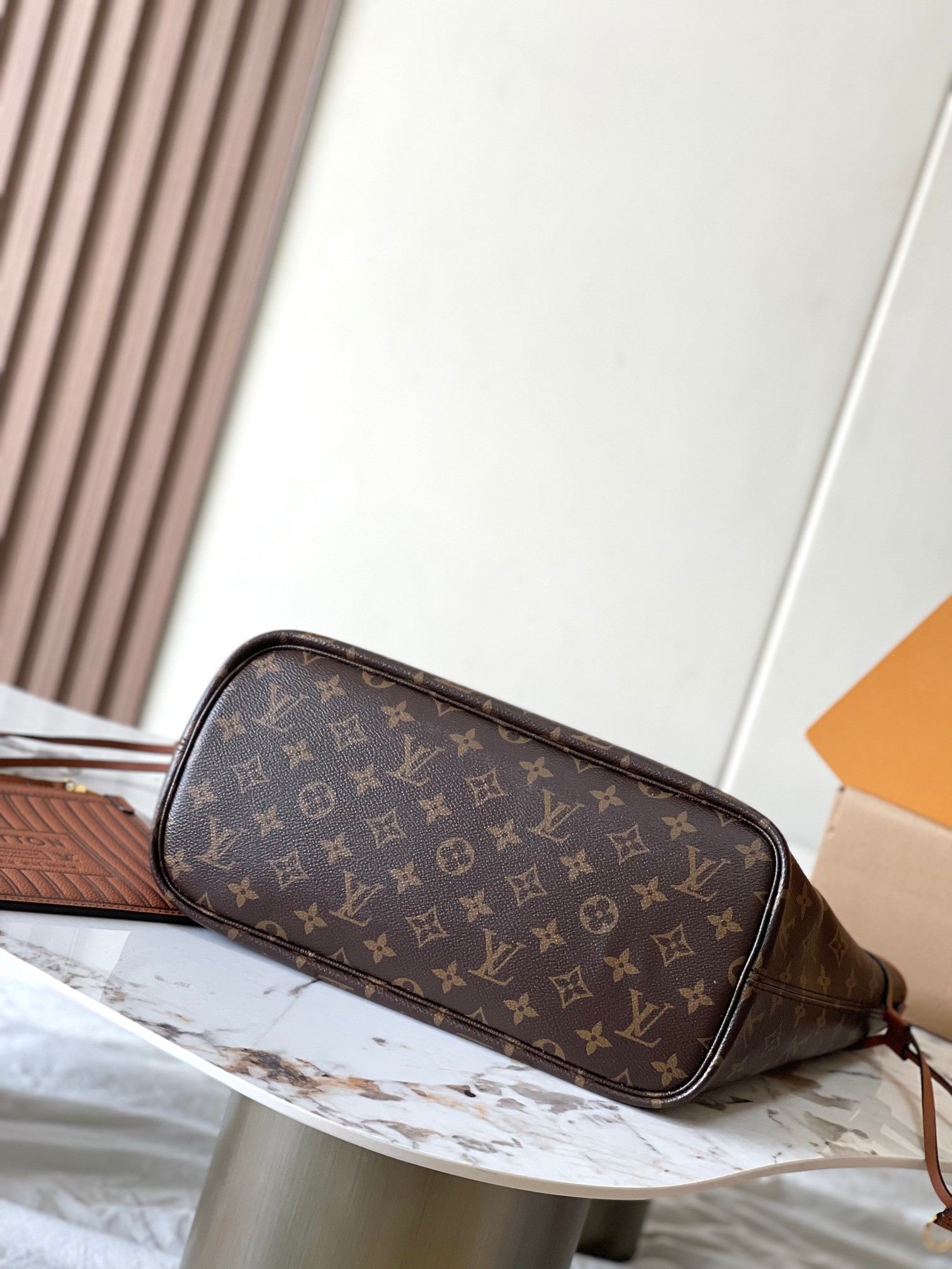 图片[4]-p2260

 Neverfull Inside Out中号手袋本季演绎经典设计的双面版本
型号：M12061棕色
材料：A级全钢五金进口原厂牛皮
包装：全套原厂免税M博柏利装
尺寸：31*28*14CM-高仿包包