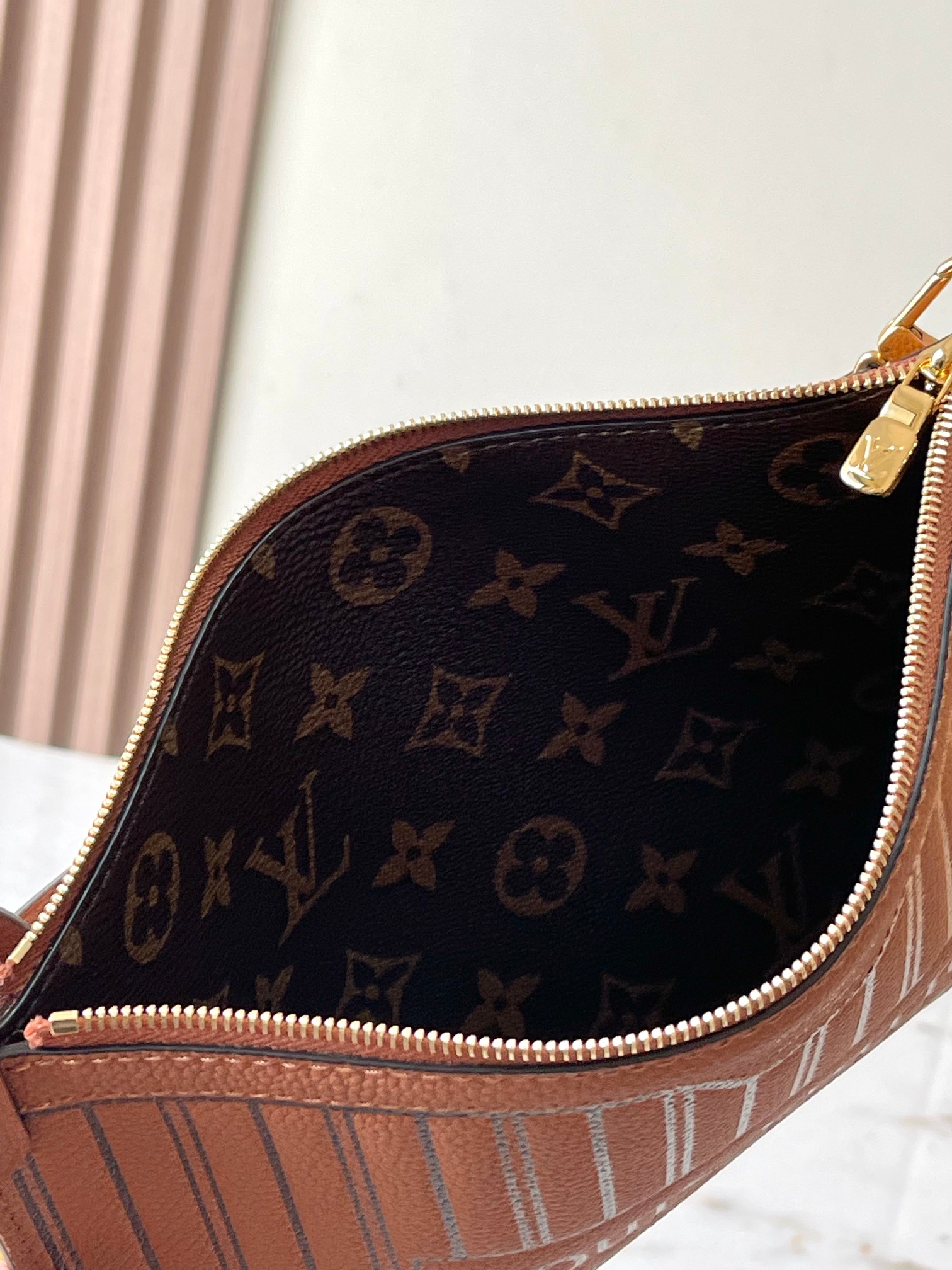 图片[5]-p2260

 Neverfull Inside Out中号手袋本季演绎经典设计的双面版本
型号：M12061棕色
材料：A级全钢五金进口原厂牛皮
包装：全套原厂免税M博柏利装
尺寸：31*28*14CM-高仿包包