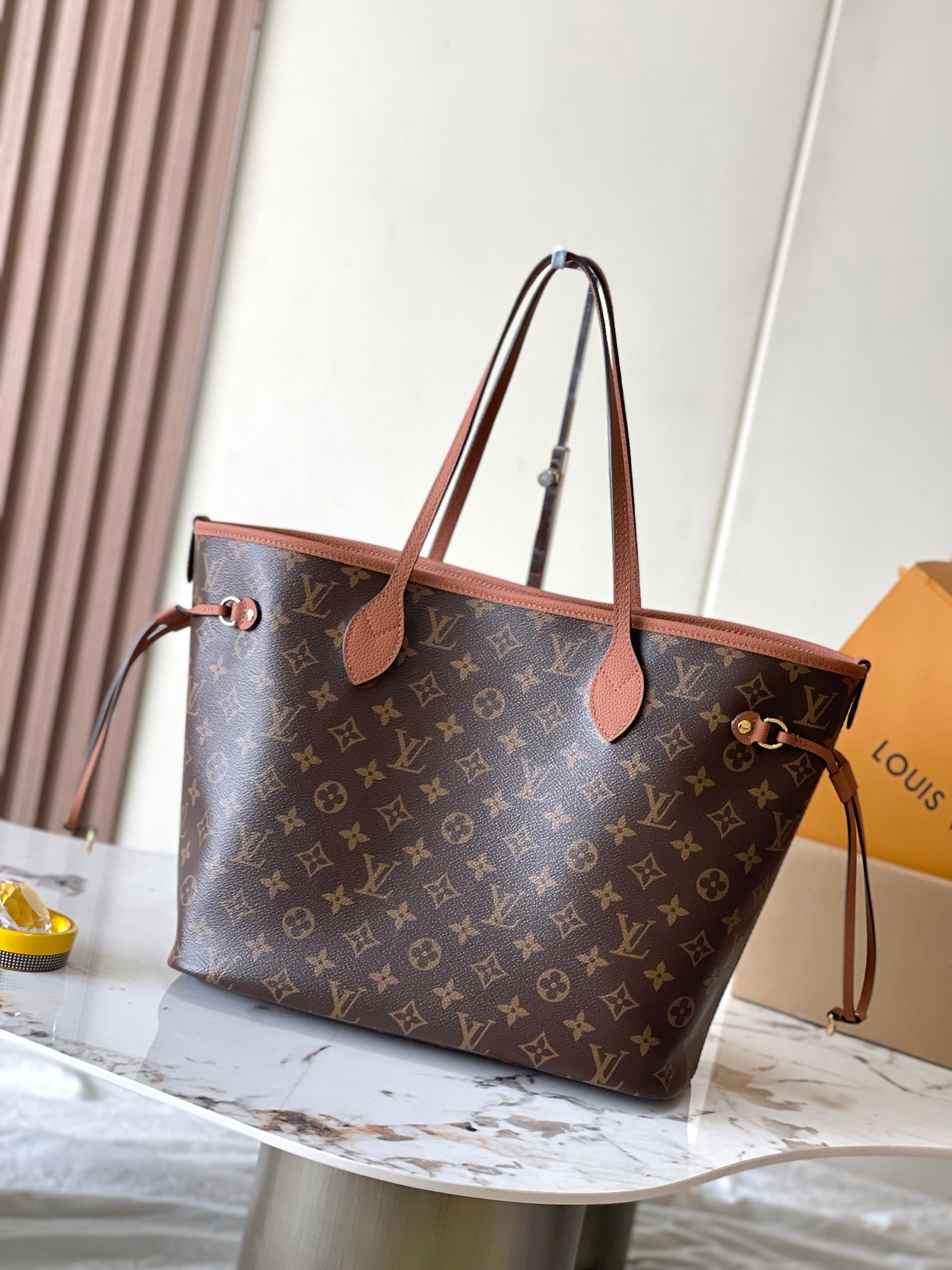 图片[3]-p2260

 Neverfull Inside Out中号手袋本季演绎经典设计的双面版本
型号：M12061棕色
材料：A级全钢五金进口原厂牛皮
包装：全套原厂免税M博柏利装
尺寸：31*28*14CM-高仿包包