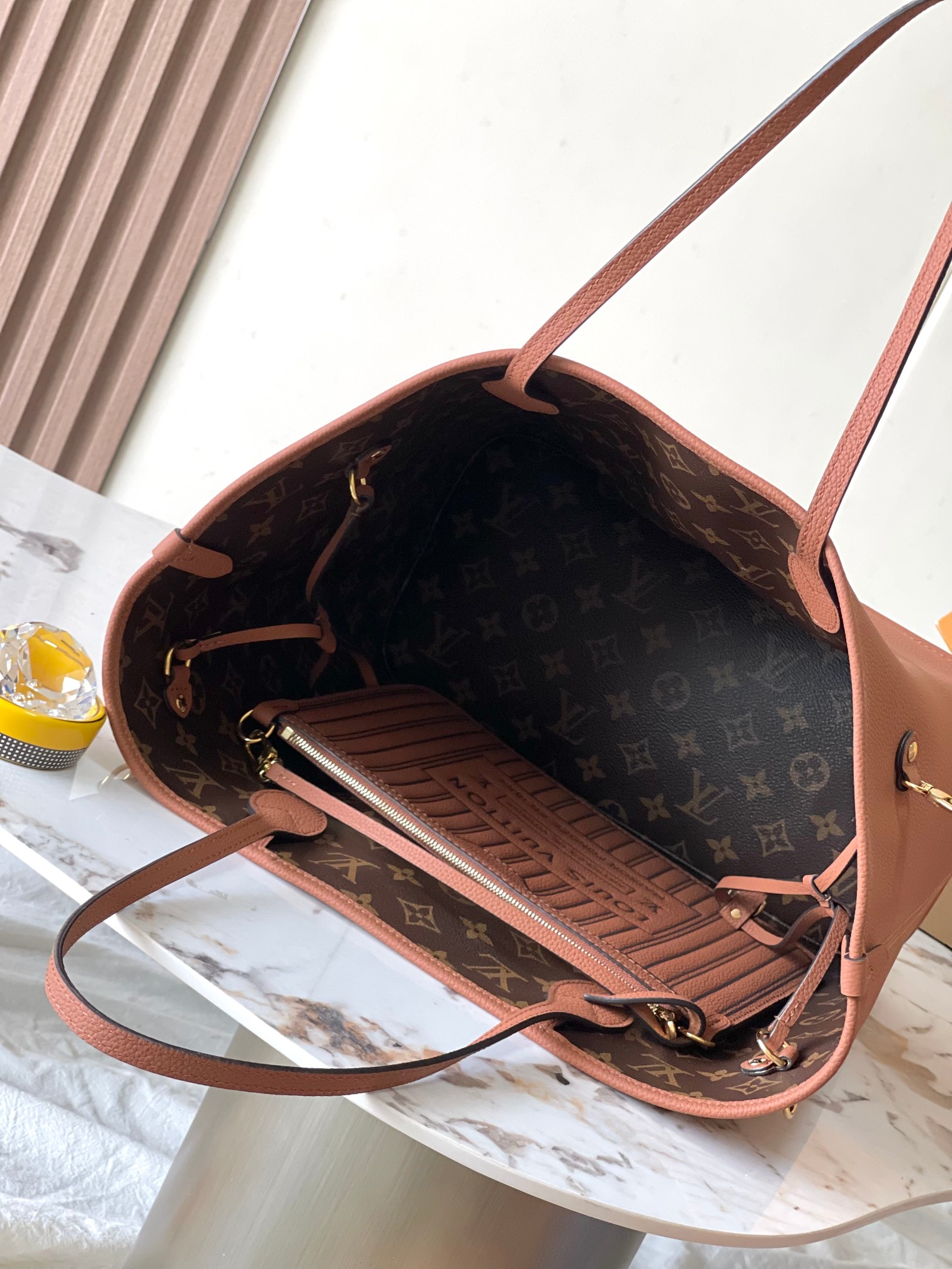 图片[9]-p2260

 Neverfull Inside Out中号手袋本季演绎经典设计的双面版本
型号：M12061棕色
材料：A级全钢五金进口原厂牛皮
包装：全套原厂免税M博柏利装
尺寸：31*28*14CM-高仿包包