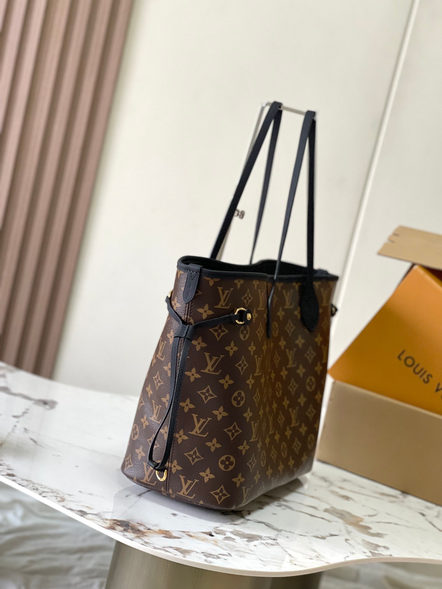 图片[3]-p2260

 Neverfull Inside Out中号手袋本季演绎经典设计的双面版本
型号：M11946黑色
材料：A级全钢五金进口原厂牛皮
包装：全套原厂免税M博柏利装
尺寸：31*28*14CM-高仿包包