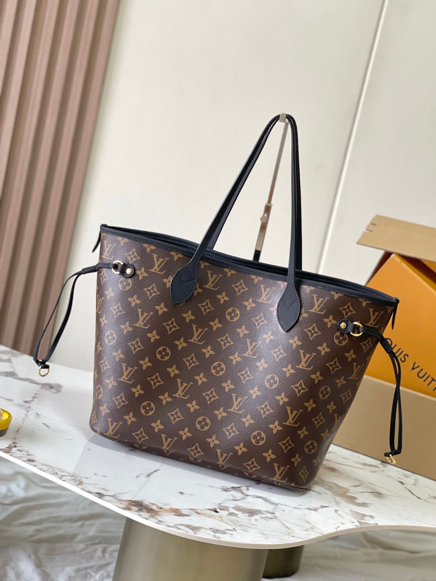 图片[2]-p2260

 Neverfull Inside Out中号手袋本季演绎经典设计的双面版本
型号：M11946黑色
材料：A级全钢五金进口原厂牛皮
包装：全套原厂免税M博柏利装
尺寸：31*28*14CM-高仿包包