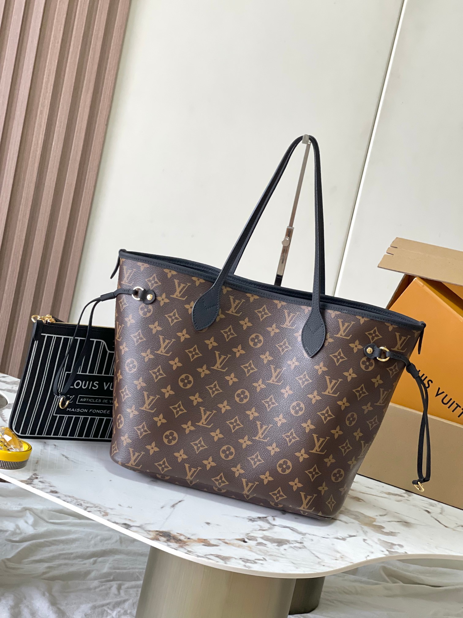 p2260

 Neverfull Inside Out中号手袋本季演绎经典设计的双面版本
型号：M11946黑色
材料：A级全钢五金进口原厂牛皮
包装：全套原厂免税M博柏利装
尺寸：31*28*14CM-高仿包包