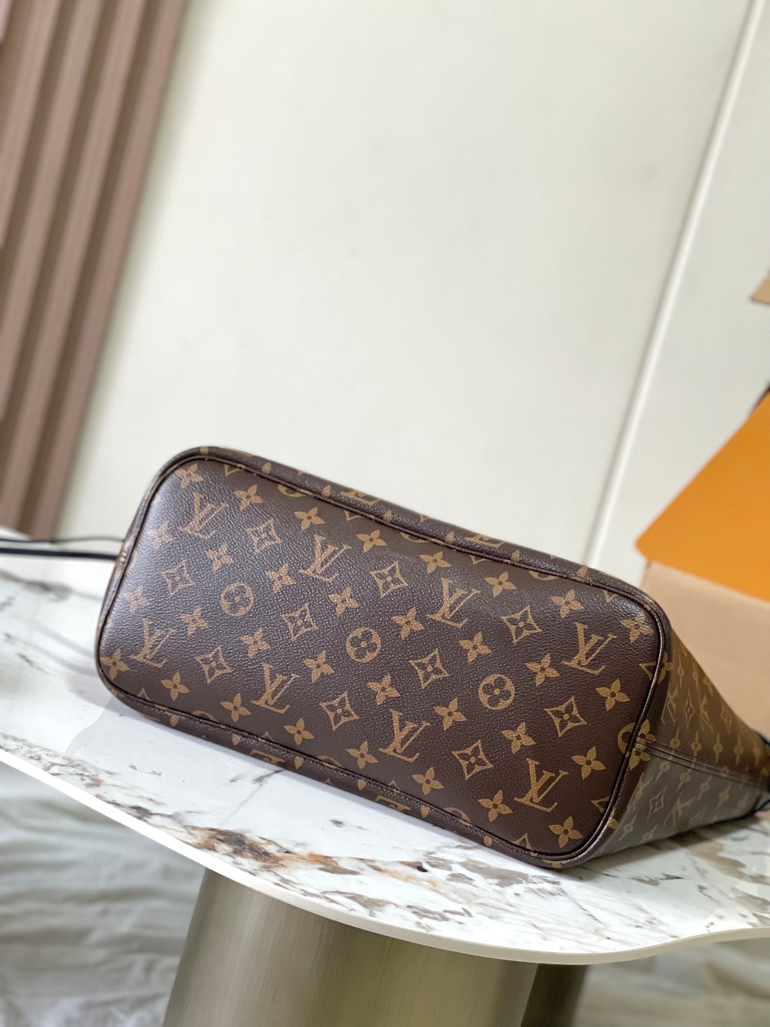 图片[4]-p2260

 Neverfull Inside Out中号手袋本季演绎经典设计的双面版本
型号：M11946黑色
材料：A级全钢五金进口原厂牛皮
包装：全套原厂免税M博柏利装
尺寸：31*28*14CM-高仿包包