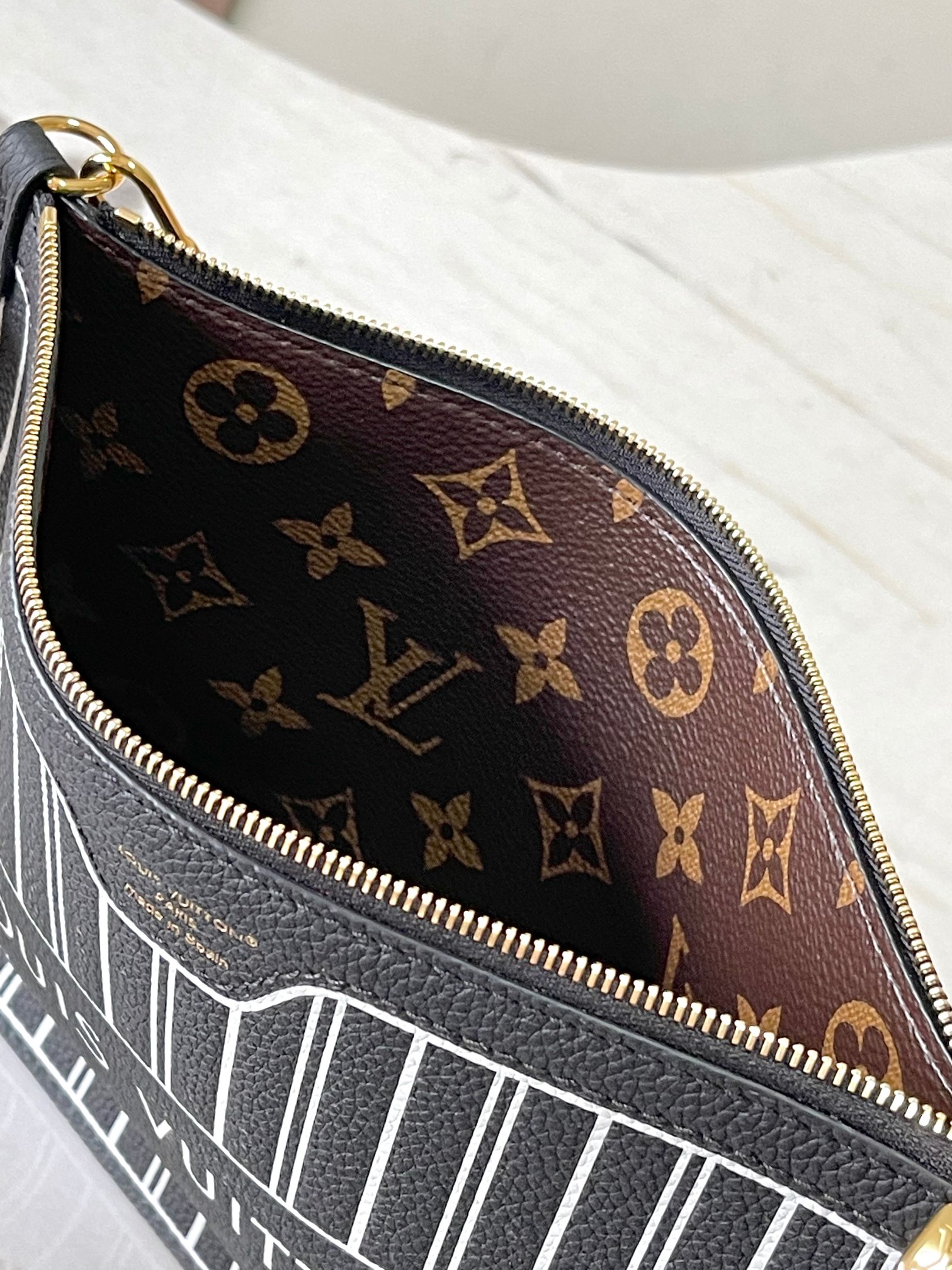 图片[9]-p2260

 Neverfull Inside Out中号手袋本季演绎经典设计的双面版本
型号：M11946黑色
材料：A级全钢五金进口原厂牛皮
包装：全套原厂免税M博柏利装
尺寸：31*28*14CM-高仿包包