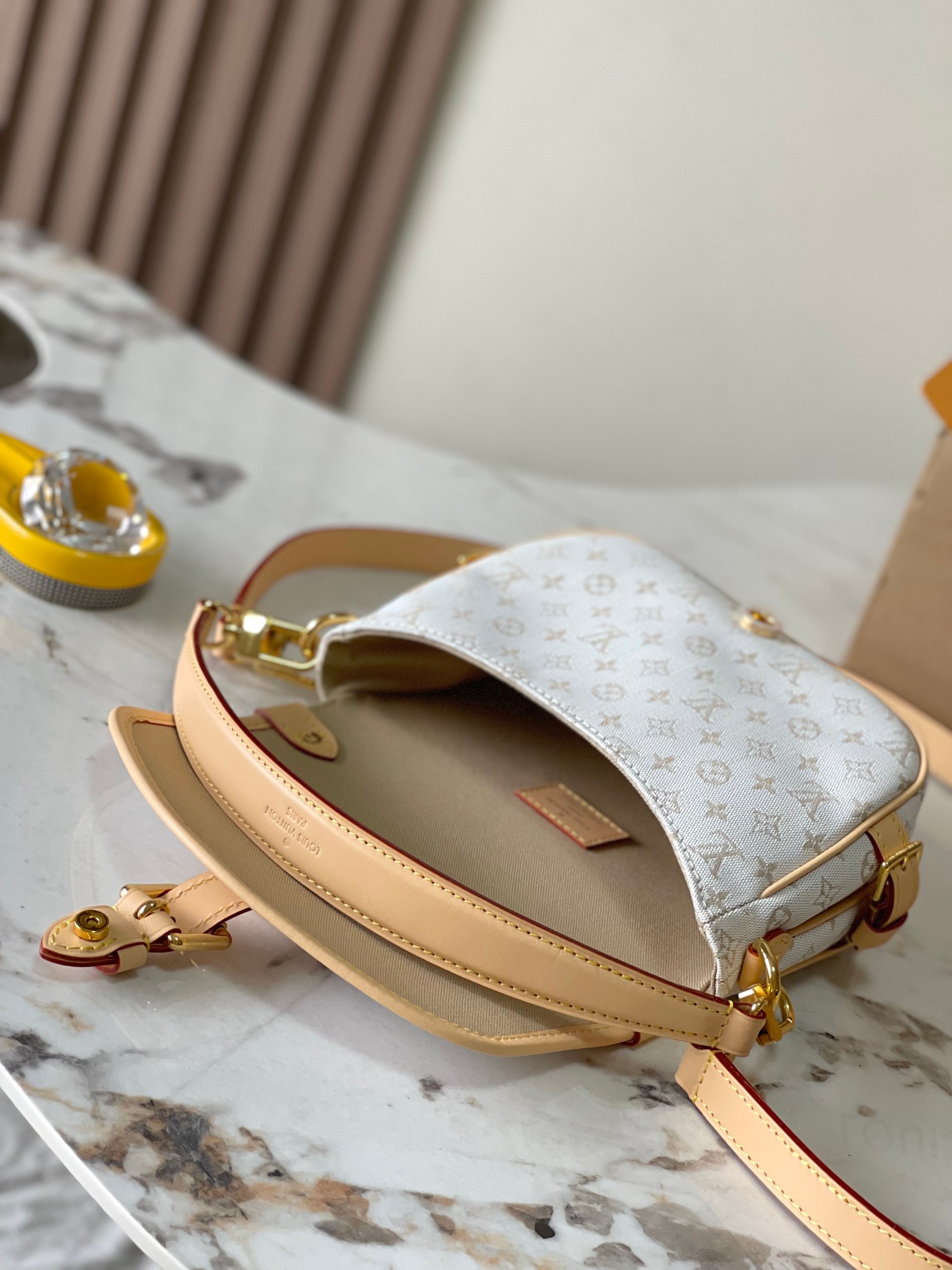 P1980 This elegant Saumur BB features the new Monogram Mini pattern jacquard Model: M12327 White Material: A grade all-steel hardware imported original fabrics Packaging: a full set of original duty-free M Berberi Packaging Size: 20*16*7.5CM-High-fashion Factory