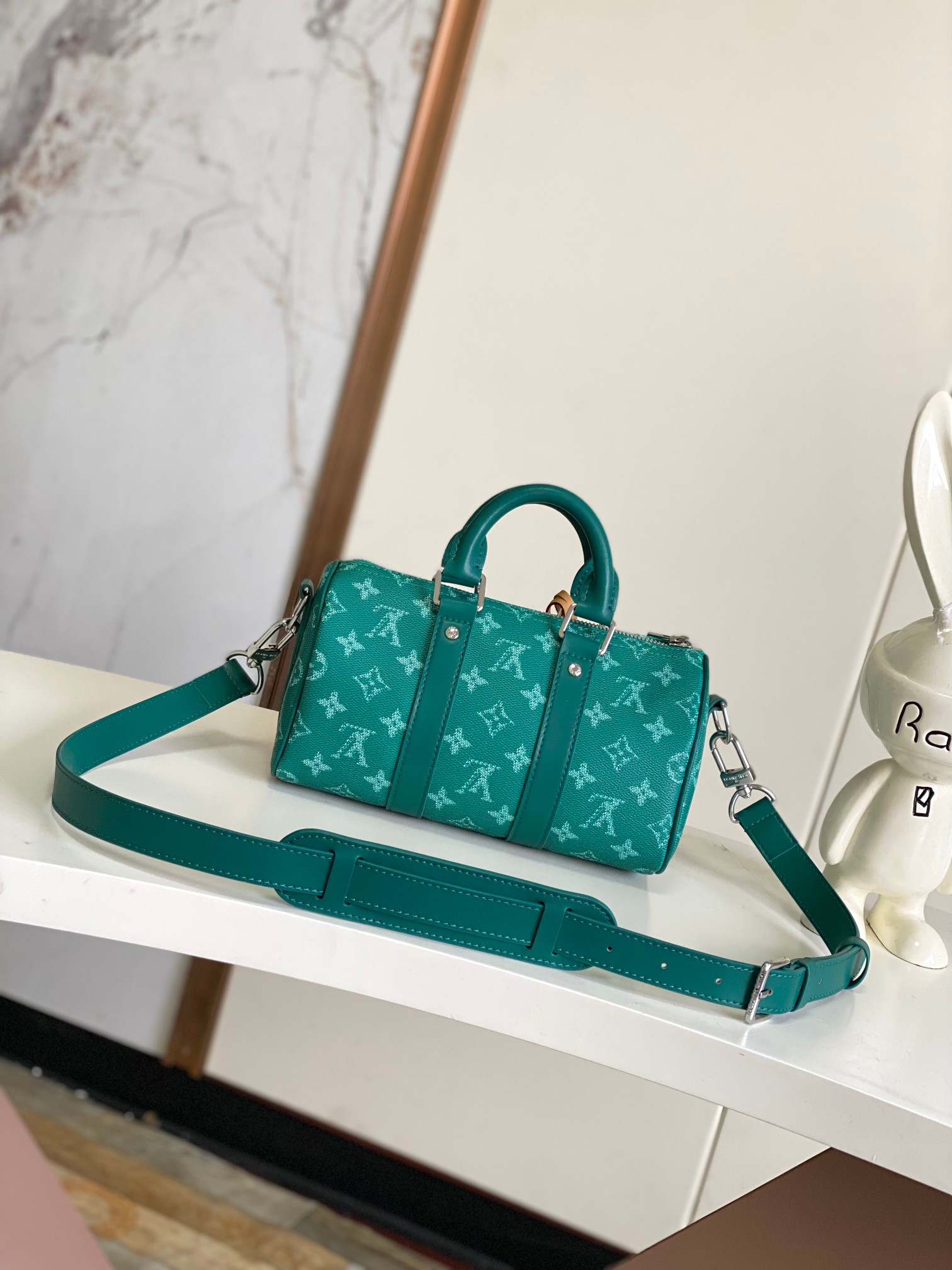 Imagem [1]-P980 Bolsa de mão Keepall Bandouliere25 M12684 Green Flower (Chip de tamanho variável)Esta bolsa condensa a silhueta clássica da bolsa de viagem Keepall Cc feita de couro Taurillon em relevo Monogram numa configuração compacta adequada para guardar pequenos pertences, como um telemóvel e um clipe de dinheiro em movimento, com o uso engenhoso das alças de couro e da alça de ombro destacável. Tamanho da bolsa: 25 x 15 x 11 cm-Fábrica de alta costura