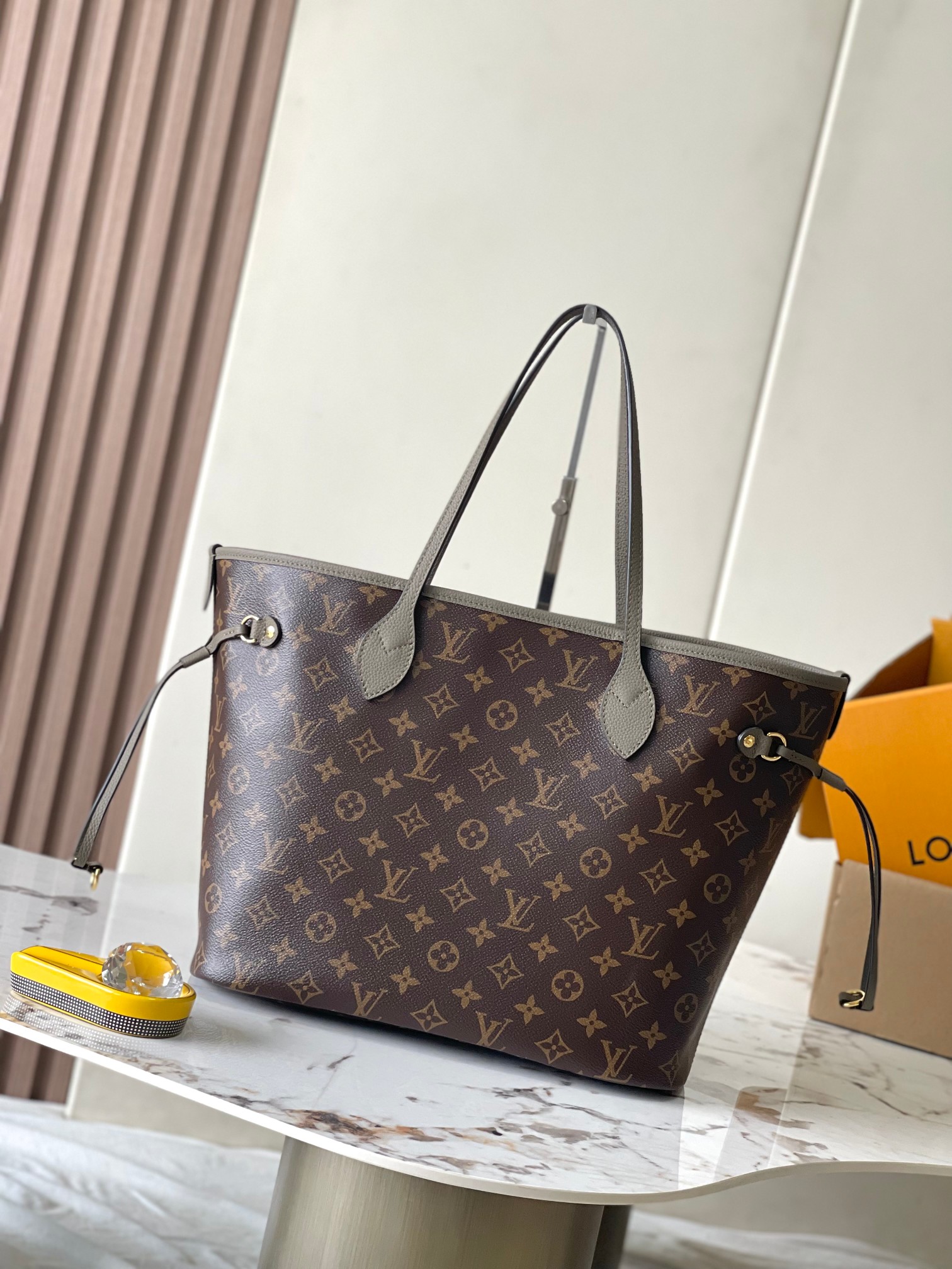 p2260 Neverfull Inside Out Medium Handbags This season's interpretation of the classic design of the double-sided version Model: M12063 Elephant Gray Material: A-grade all-steel hardware imported original cowhide Packaging: a full set of the original duty-free M Boberly loaded Size: 31 * 28 * 14CM - high imitation factory