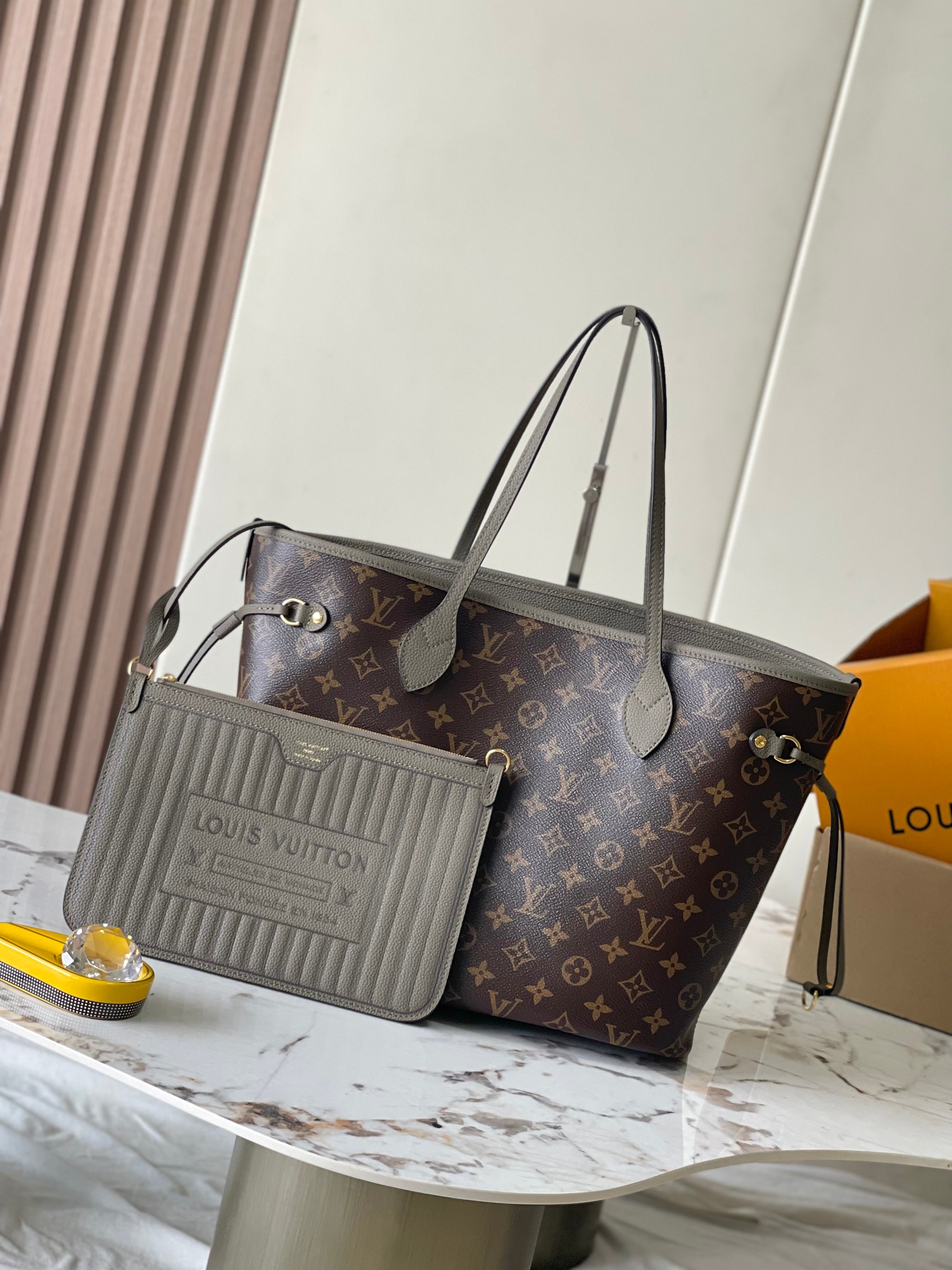 p2260 Neverfull Inside Out Medium Handbags L'interprétation de cette saison du design classique de la version double face Modèle : M12063 Elephant Grey Matériau : quincaillerie tout acier de qualité A importée en cuir de vache d'origine Emballage : un ensemble complet de l'original hors taxe M Boberly chargé Taille : 31 * 28 * 14CM - haute imitation usine