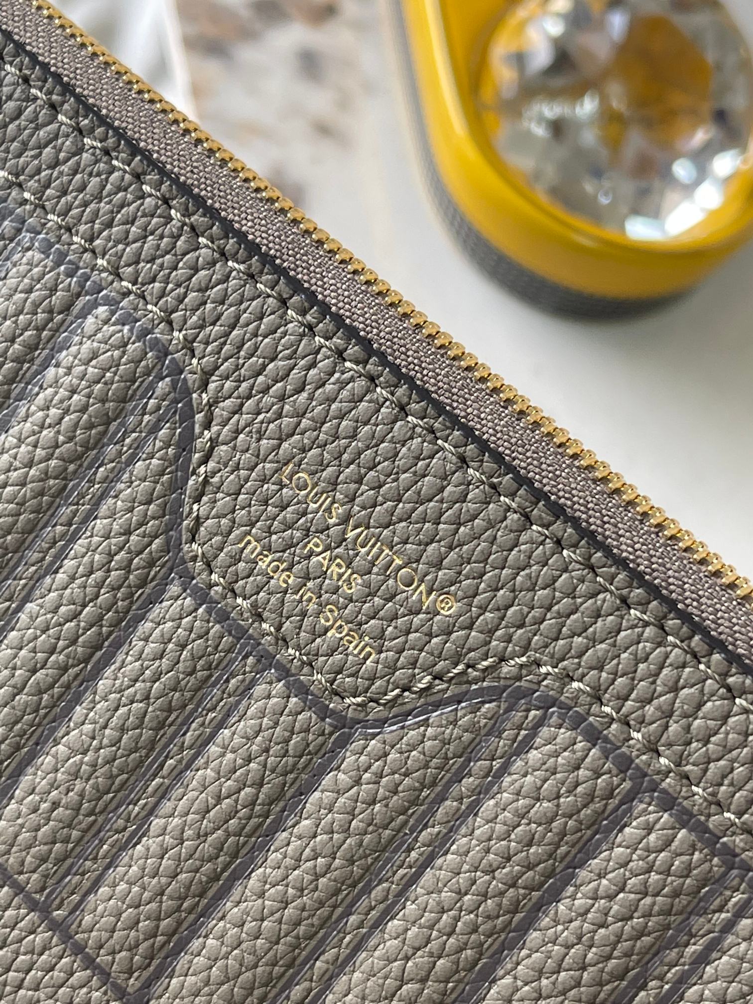 p2260 Neverfull Inside Out Medium Handbags This season's interpretation of the classic design of the double-sided version Model: M12063 Elephant Gray Material: A-grade all-steel hardware imported original cowhide Packaging: a full set of the original duty-free M Boberly loaded Size: 31 * 28 * 14CM - high imitation factory