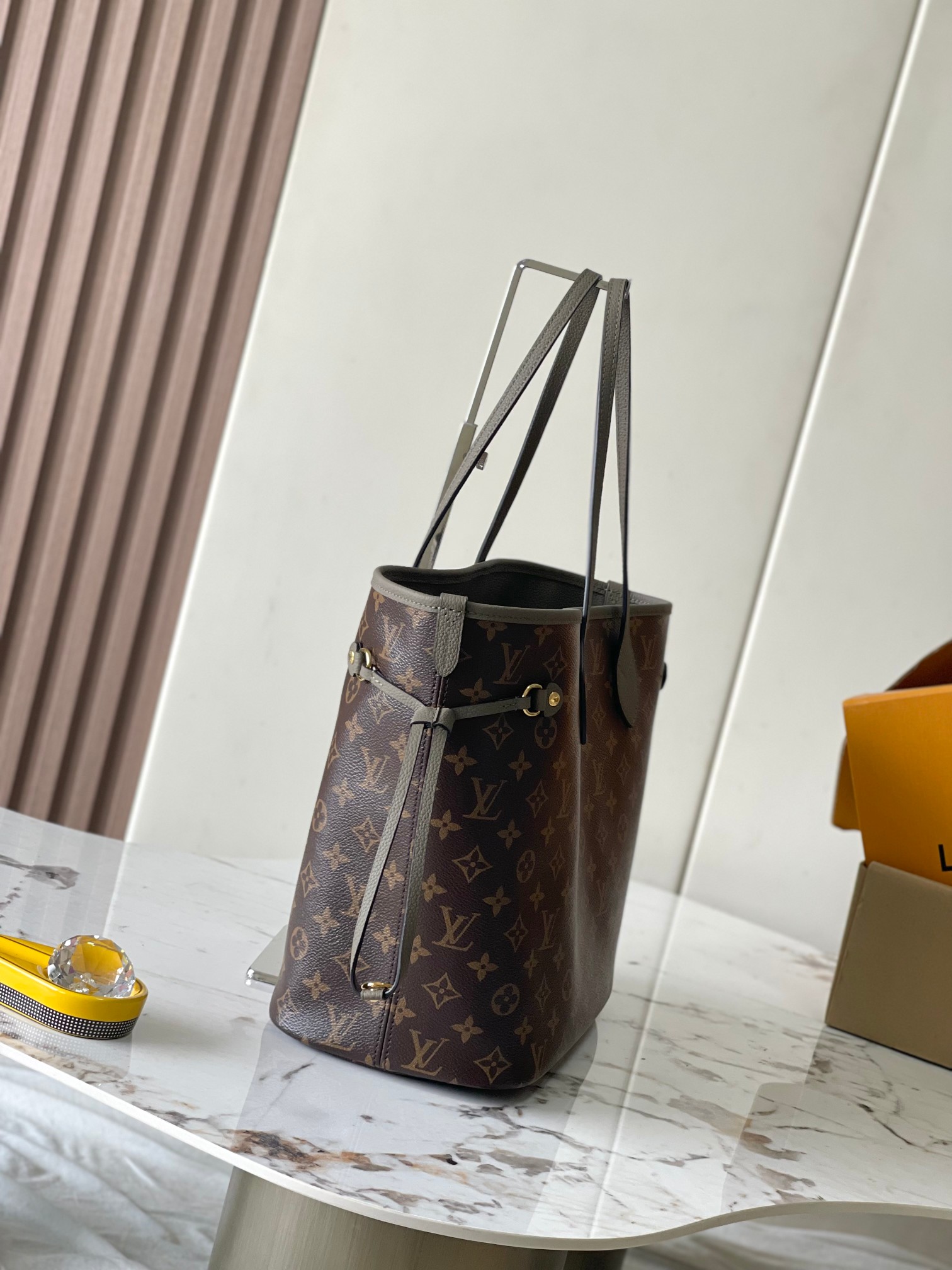 图片[3]-p2260

 Neverfull Inside Out中号手袋本季演绎经典设计的双面版本
型号：M12063大象灰
材料：A级全钢五金进口原厂牛皮
包装：全套原厂免税M博柏利装
尺寸：31*28*14CM-高仿包包