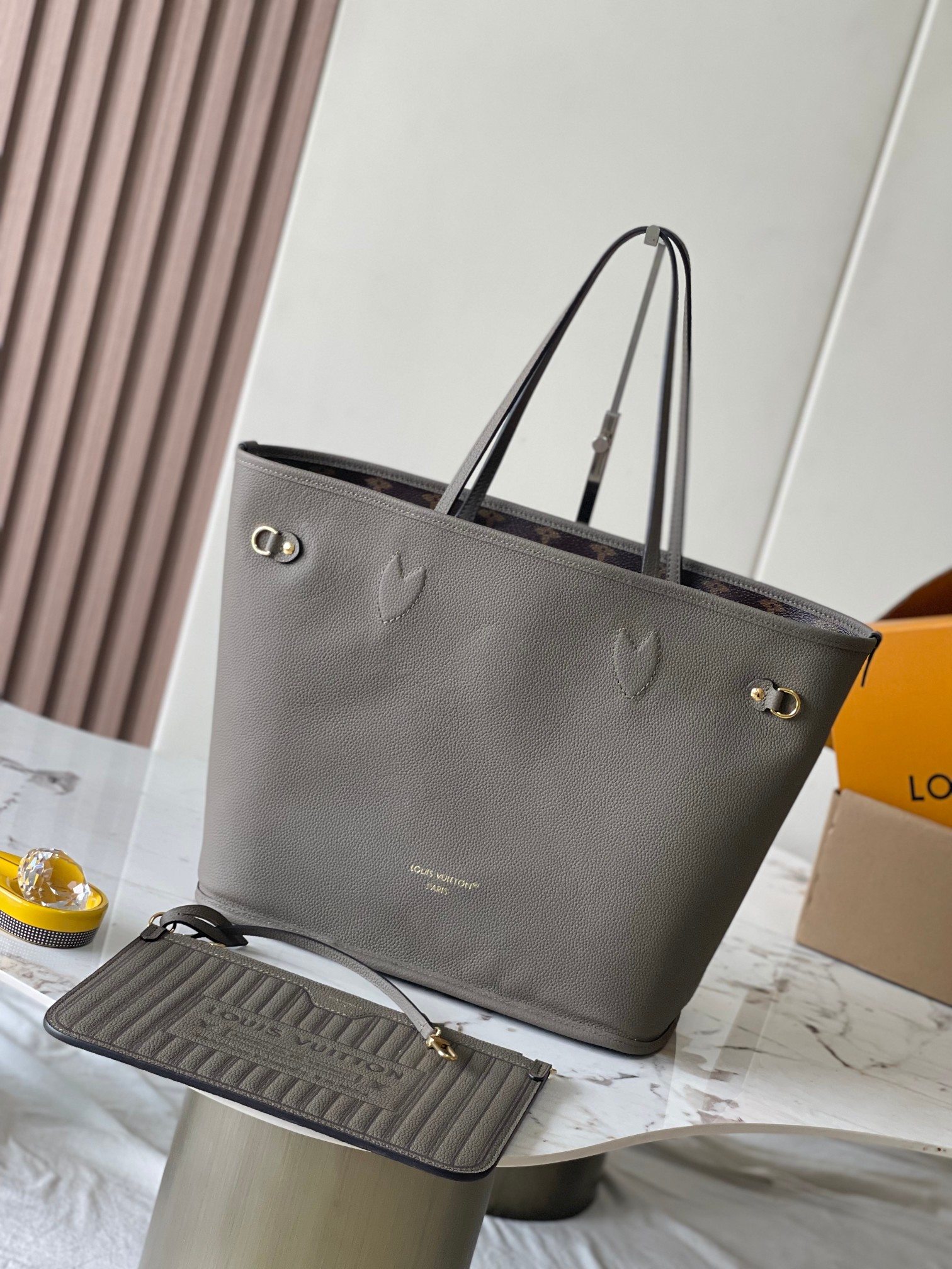 p2260 Neverfull Inside Out Medium Handbags This season's interpretation of the classic design of the double-sided version Model: M12063 Elephant Gray Material: A-grade all-steel hardware imported original cowhide Packaging: a full set of the original duty-free M Boberly loaded Size: 31 * 28 * 14CM - high imitation factory