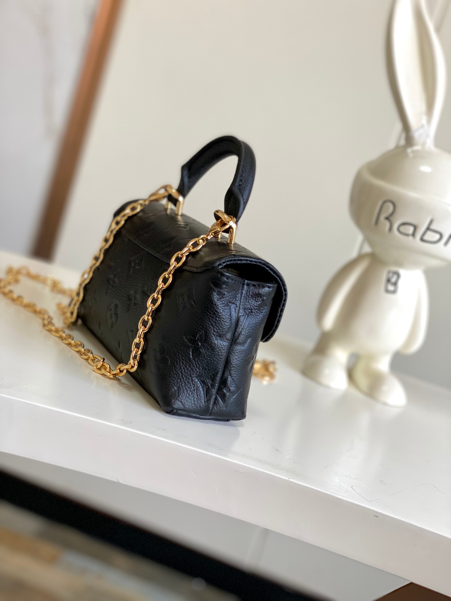 P1060 Dynamic Chip M12145 White 12144 Black This Nano Madeleine bag is a pocket-sized version of the Madeleine bag in Monogram Empreinte leather, with a classic S-lock closure and a detachable chain with Circle logo, and plenty of room for your daily essentials. 12.5 x 6 x 21 cm (H x W x L)-High-Fashion Factory