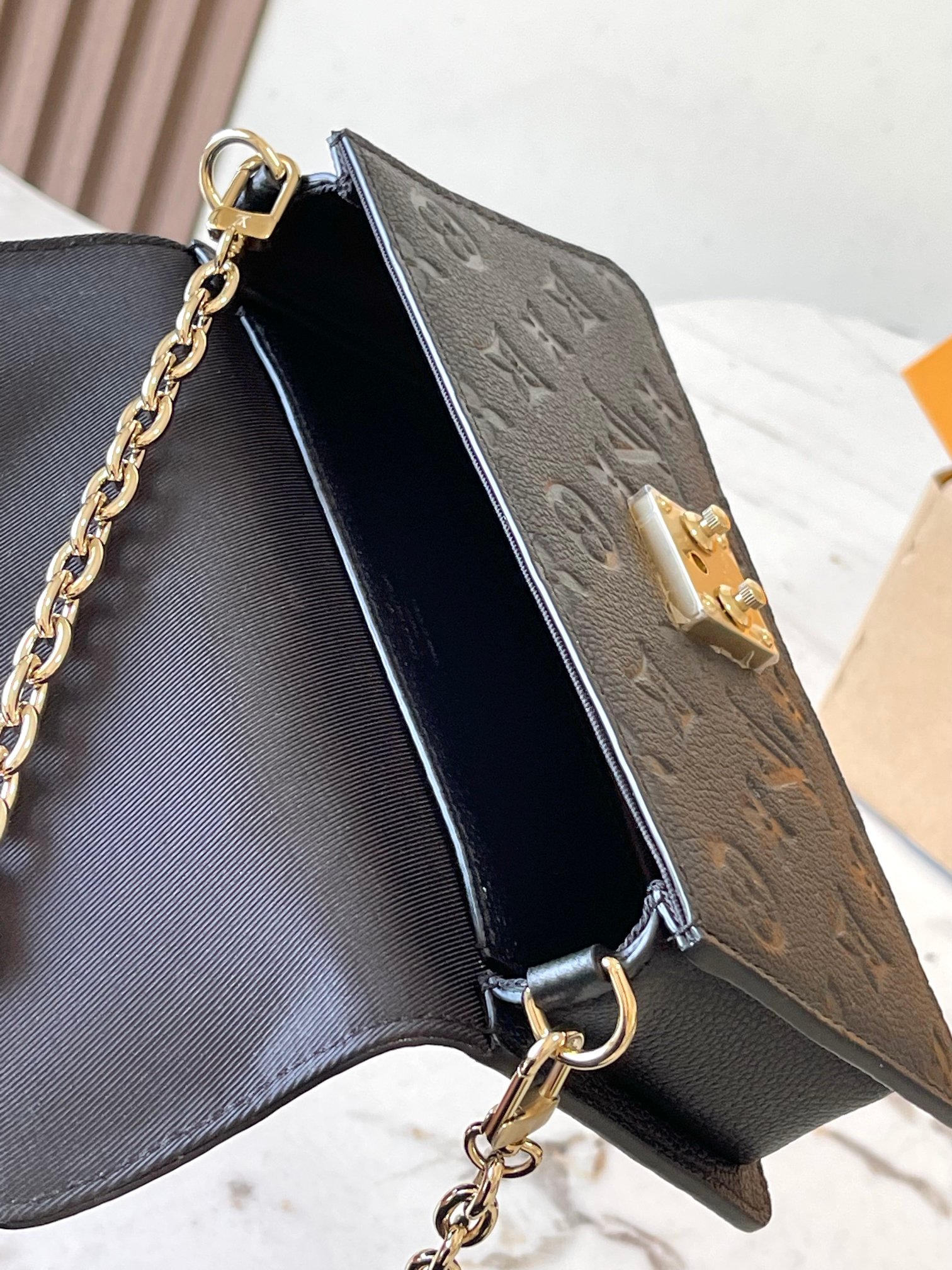 图片[8]-p2500

 Wallet On Chain Metis 手袋取材粒面Monogram Empreinte皮革
型号：M82637黑色
材料：A级全钢五金进口原厂面料
包装：全套原厂免税M博柏利装
尺寸：19*11*5.5C-高仿包包