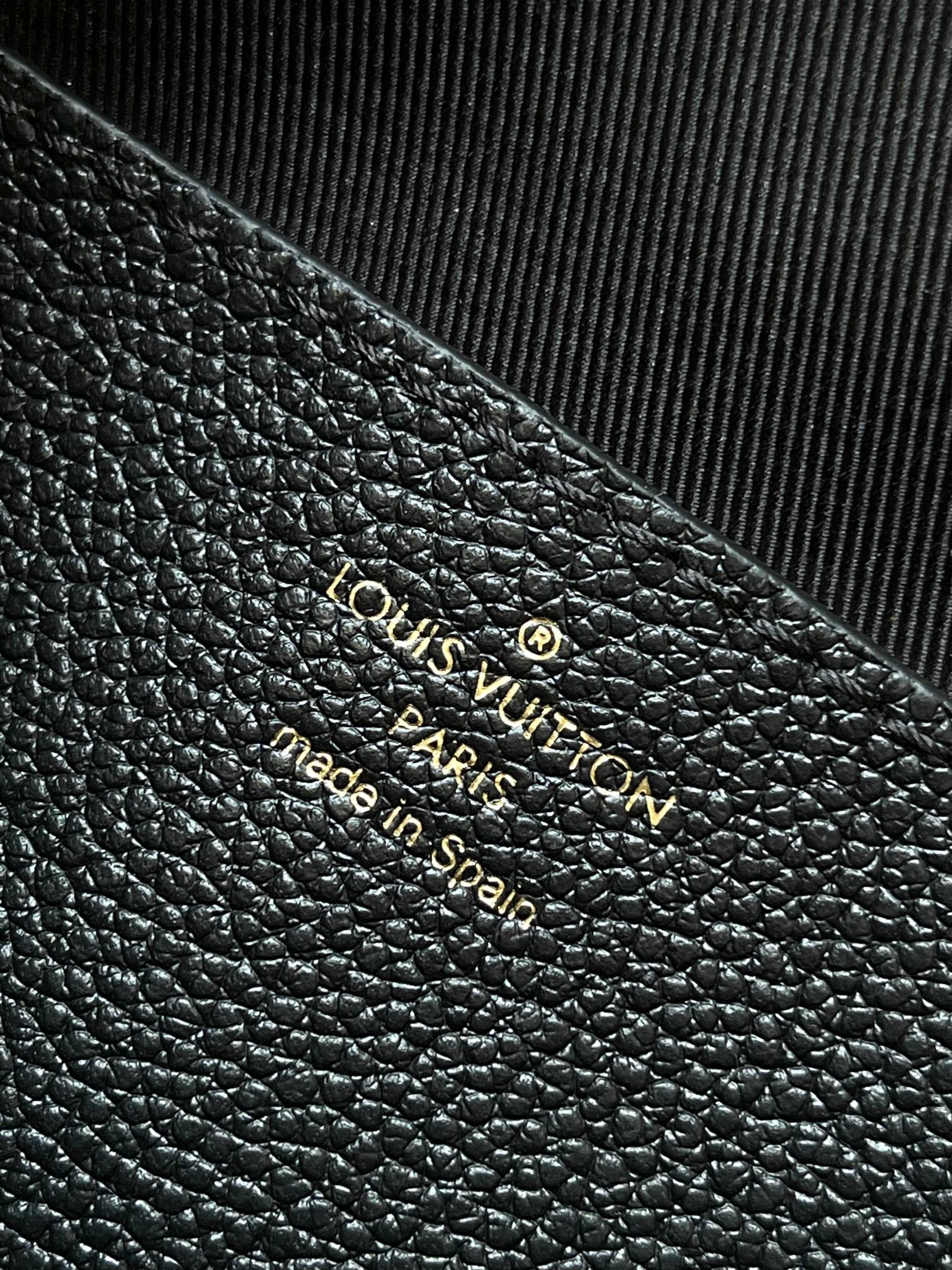 图片[9]-p2500

 Wallet On Chain Metis 手袋取材粒面Monogram Empreinte皮革
型号：M82637黑色
材料：A级全钢五金进口原厂面料
包装：全套原厂免税M博柏利装
尺寸：19*11*5.5C-高仿包包