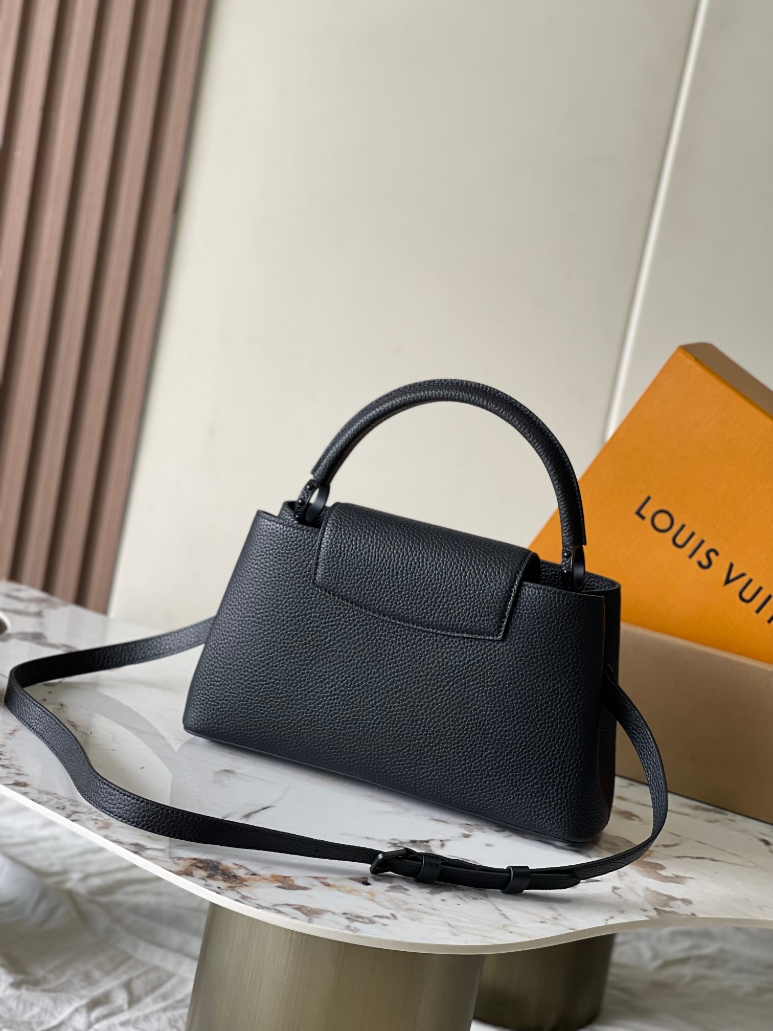 p2300💋 M25255 BlackThis Capucines handbag is made of matte Taurillon cowhide leather with metal hardware, giving a sharp twist to a classic design. The flap is available as an external or internal closure, and the neatly lined interior features multiple pockets.