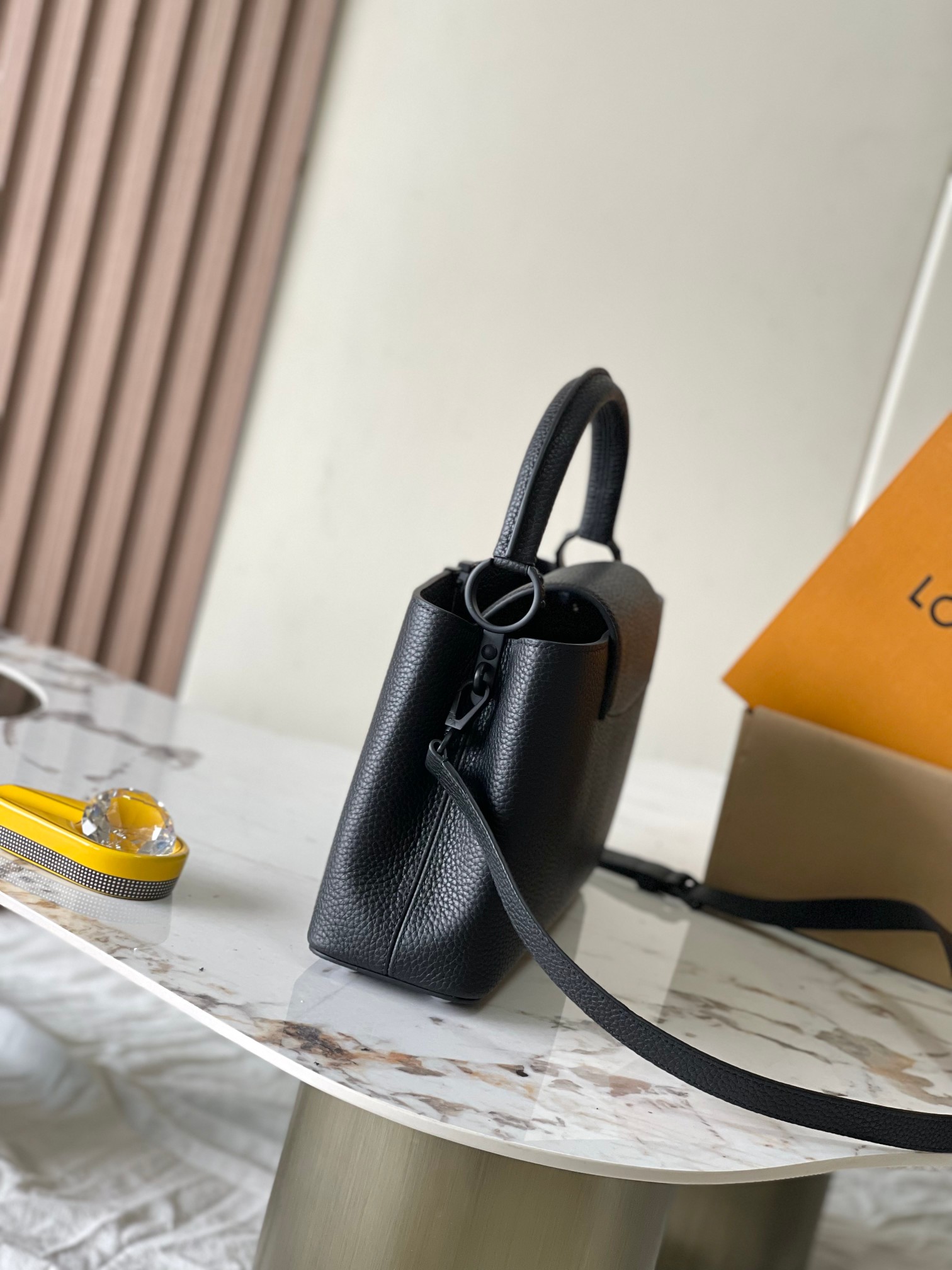 p2300💋 M25255 BlackThis Capucines handbag is made of matte Taurillon cowhide leather with metal hardware, giving a sharp twist to a classic design. The flap is available as an external or internal closure, and the neatly lined interior features multiple pockets.