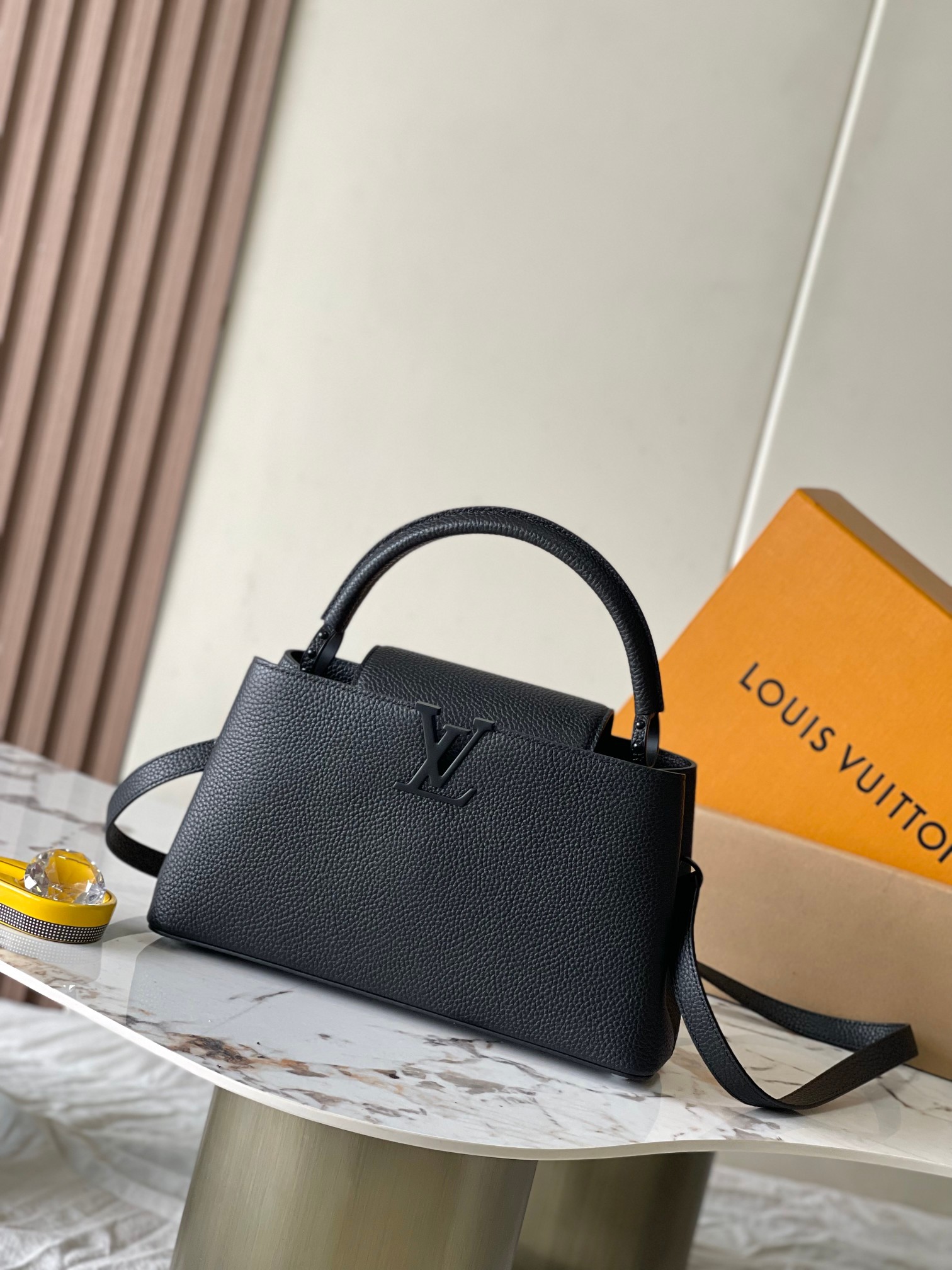 p2300💋 M25255 BlackThis Capucines handbag is made of matte Taurillon cowhide leather with metal hardware, giving a sharp twist to a classic design. The flap is available as an external or internal closure, and the neatly lined interior features multiple pockets.