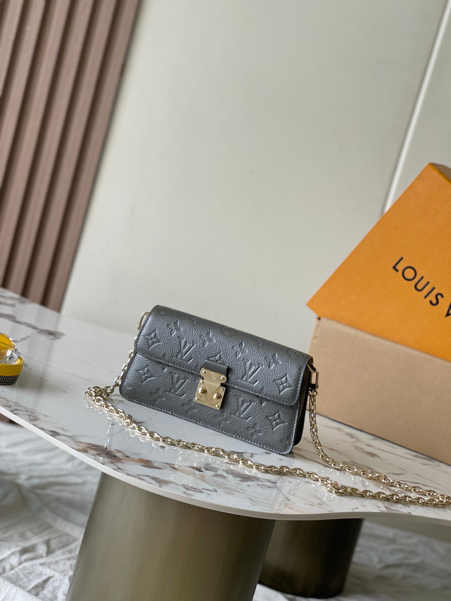 p2500 Wallet On Chain Metis Handbags Taking Grain Monogram Empreinte Leather Model : M12761 Silver Grey Material : Grade A All-steel Hardware Imported Original Fabrics Packaging : Full set of Original Duty Free M Berberi Packaging Dimensions : 19*11*5.5C-High quality bag