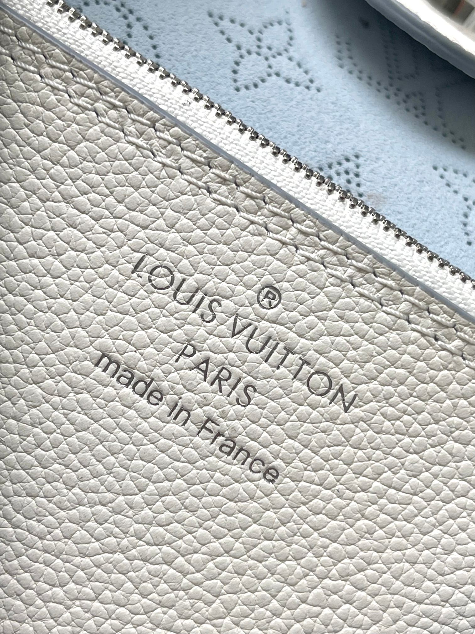 p3900 LV Carmel mahina Taurillon calf leather made of its fashionable silhouette is very youthful Full leather perforated woven wrist double tag ladies shoulder bag Model: M11735 white Material: A grade all-steel hardware imported original fabrics Packaging: a full set of the original duty-free M Bobberly package Size: 35 * 40 * 17CM - high imitation factory