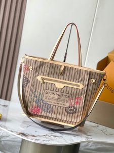 p2160
 
Neverfull Bandouliere Inside Out GM手袋
型号：M11948小号
材料：A级全钢五金进口原厂面料
包装：全套原厂免税M博柏利装
尺寸：31*28*14CM-高仿包包